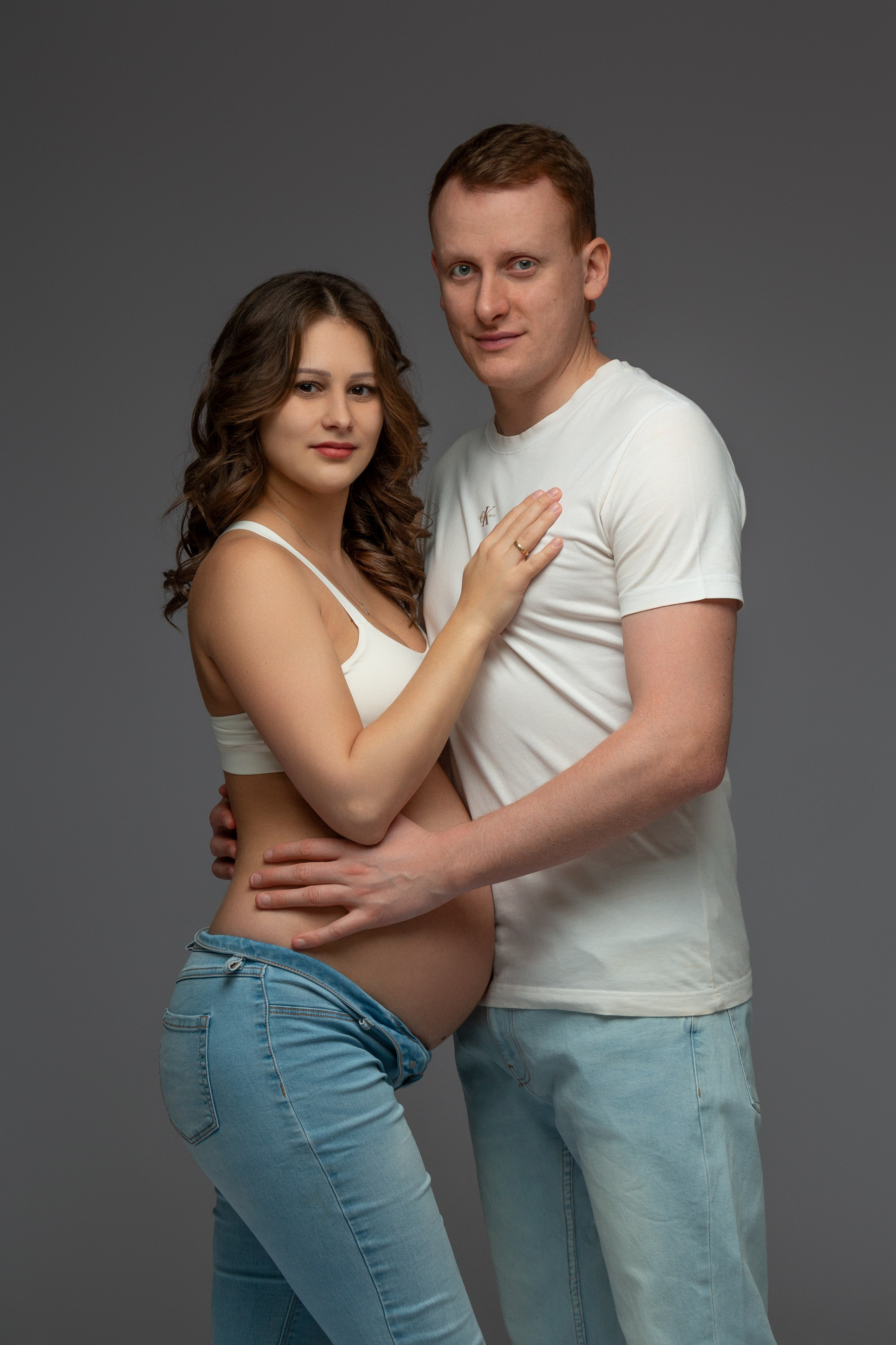 Liebevolle Nähe – Natalia und ihr Partner in inniger Umarmung