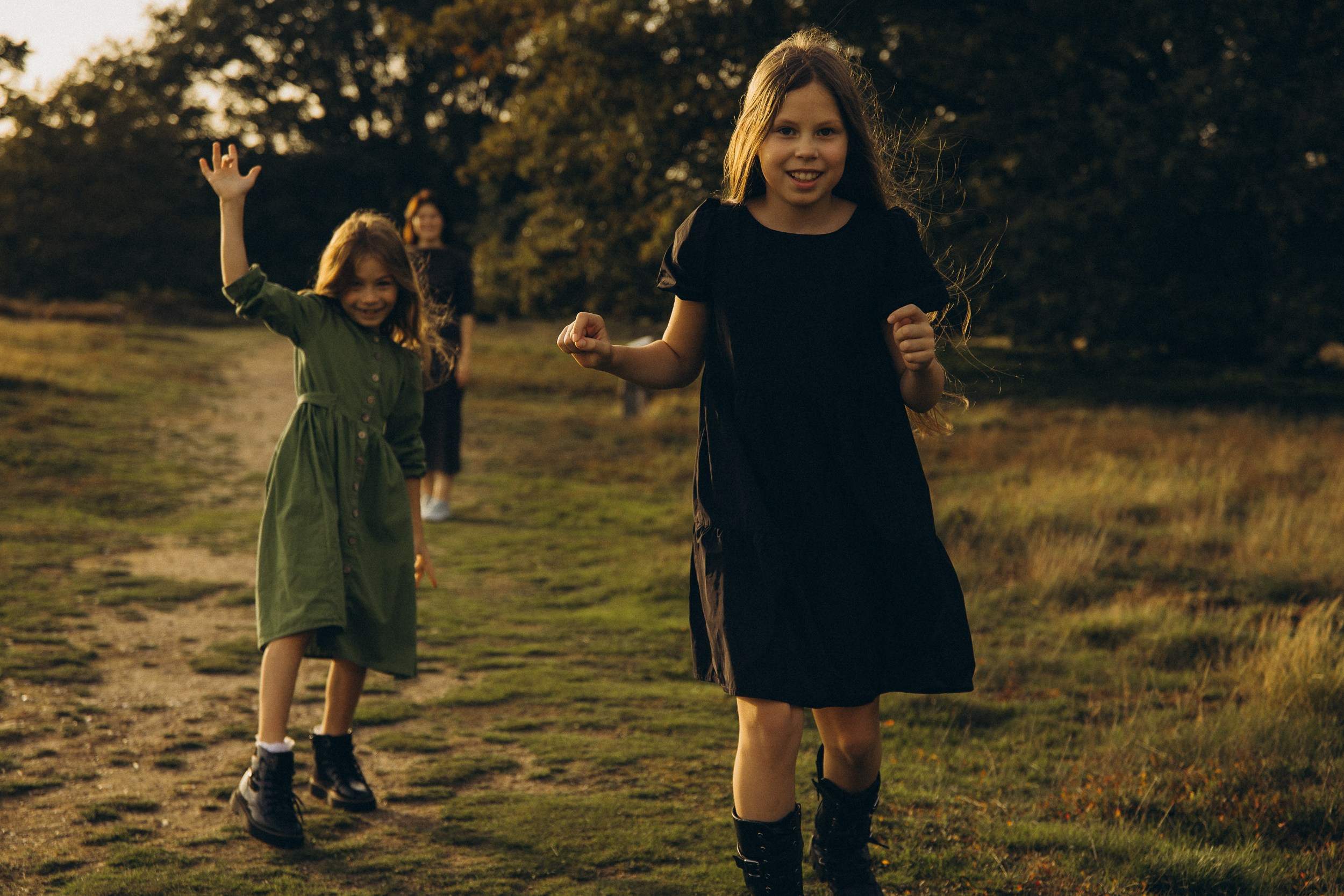 Mama und ihre zwei bezaubernden Töchter in einer familiären Fotosession. Familien & Hochzeitfotografin Nadja Holzmann