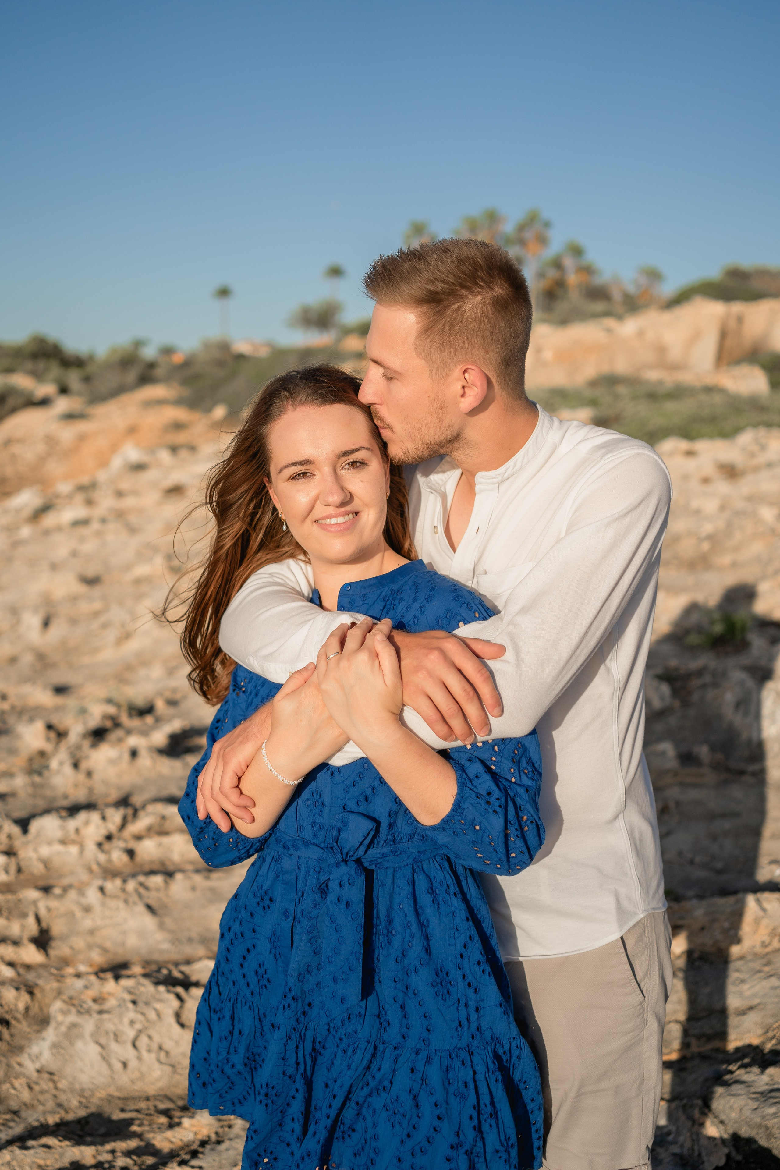 Romantischer Heiratsantrag auf Mallorca – Überraschung am Meer. Deine Fotografin auf Mallorca für Familien und Business