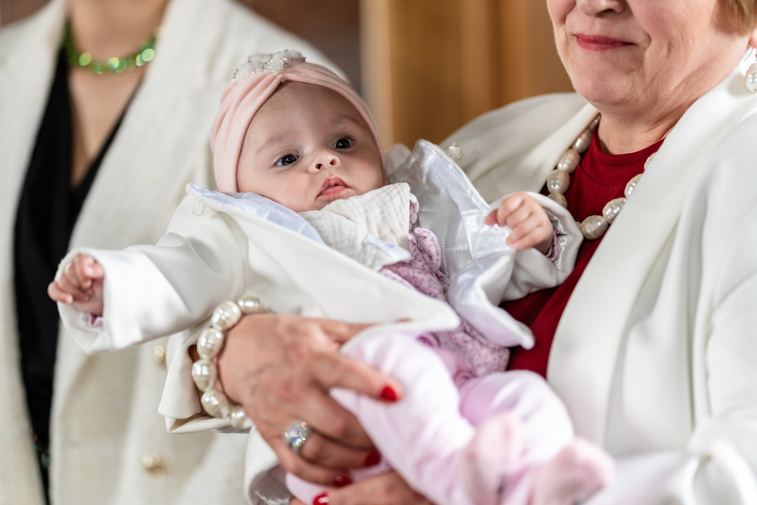 fotograf botez , fotografie botez Botoșani, fotograf Alin Chirilă, amintiri botez, fotografii botez, botez Miruna Parascheva, fotograf copii, fotografie botez în Botoșani-alt="botez , fotografie botez Alin Chirilă, amintiri botez, fotografii emoționante botez Botoșani"-- fotografii-botez-bebelus- amintiri-botez-micuț- moment-sfânt-crestinare- fotografie-emotionanta-botez- detalii-botez-bebelusi- parinti-fericiti-la-botez- fotograf-botez-profesionist- botez-in-biserica-ortodoxa- micuț-botezat-cu-emoție- zâmbete-și-lacrimi-la-botez- bebeluș-la-cristelniță- decor-botez-colorat- botez-cu-dragoste-și-credință- emotie-pura-la-botez- fotograf-botez-botosani- botez-iasi-suceava-fotograf- amintiri-nepretuite-botez-- Preotul ținându-l pe micuțul Mathias Gabriel la botez, în biserica Înălțarea Domnului, Copălău  - Detalii de la botezul lui Mathias – lumânare, trusou și icoană  - Familia lui Mathias Gabriel alături de micuț, în ziua botezului  - Portret emoționant cu mama și bebelușul în brațe, în biserică,fotograf profesionist evenimente Botoșani, Iași, Suceava, Fălticeni, Bacău, Pașcani, Roman - AlinoFotoStudio by Alin Chirilă - servicii foto nuntă, botez, cununie, ședințe foto creative, albume personalizate, fotografii emoționante și calitative pentru cele mai importante momente din viață,fotograf nuntă Botoșani Alin Chirilă,  ședință foto botez Iași - AlinoFotoStudio,  servicii fotograf profesionist evenimente Suceava,  fotograf cununie civilă Fălticeni - Alin Chirilă,  album foto nuntă personalizat Bacău.“Bebeluș botezat în biserică, ținut în brațe de nași”	•	“Detaliu cu lumânarea de botez decorată cu flori albe”	•	“Părinți emoționați alături de copilul lor la ceremonia de botez”	•	“Masa festivă de botez cu decor tematic și tort personalizat”	•	“Momentul în care preotul toarnă apă sfințită pe fruntea bebelușului”	“Bebeluș în rochie albă de botez, zâmbind în brațele mamei”	•	“Detaliu cu cruciulița de botez așezată pe o pernă de satin”	•	“Părinți și nași aprinzând lumânările în timpul ceremoniei de botez”	•	“Tort de botez decorat cu figurine tematice și numele copilului”	•	“Copil botezat dormind liniștit în pătuțul decorat festiv”	•	“Momentul în care preotul binecuvântează copilul în fața altarului”	•	“Invitați adunându-se în jurul mesei festive la petrecerea de botez”	•	“Bebeluș ținând în mână o jucărie personalizată primită la botez”	•	“Familie fericită pozând împreună după ceremonia de botez”	•	“Decor tematic cu baloane și flori la locația petrecerii de botez” fotograf Botoșani fotograf evenimente fotograf botez Alin Chirila fotograf alinofotostudio.fotograf botez Amelis Maria, fotografie botez Botoșani, fotograf Alin Chirilă, amintiri botez, fotografii botez, botez Amelis Maria, fotograf copii, fotografie botez în Botoșani,