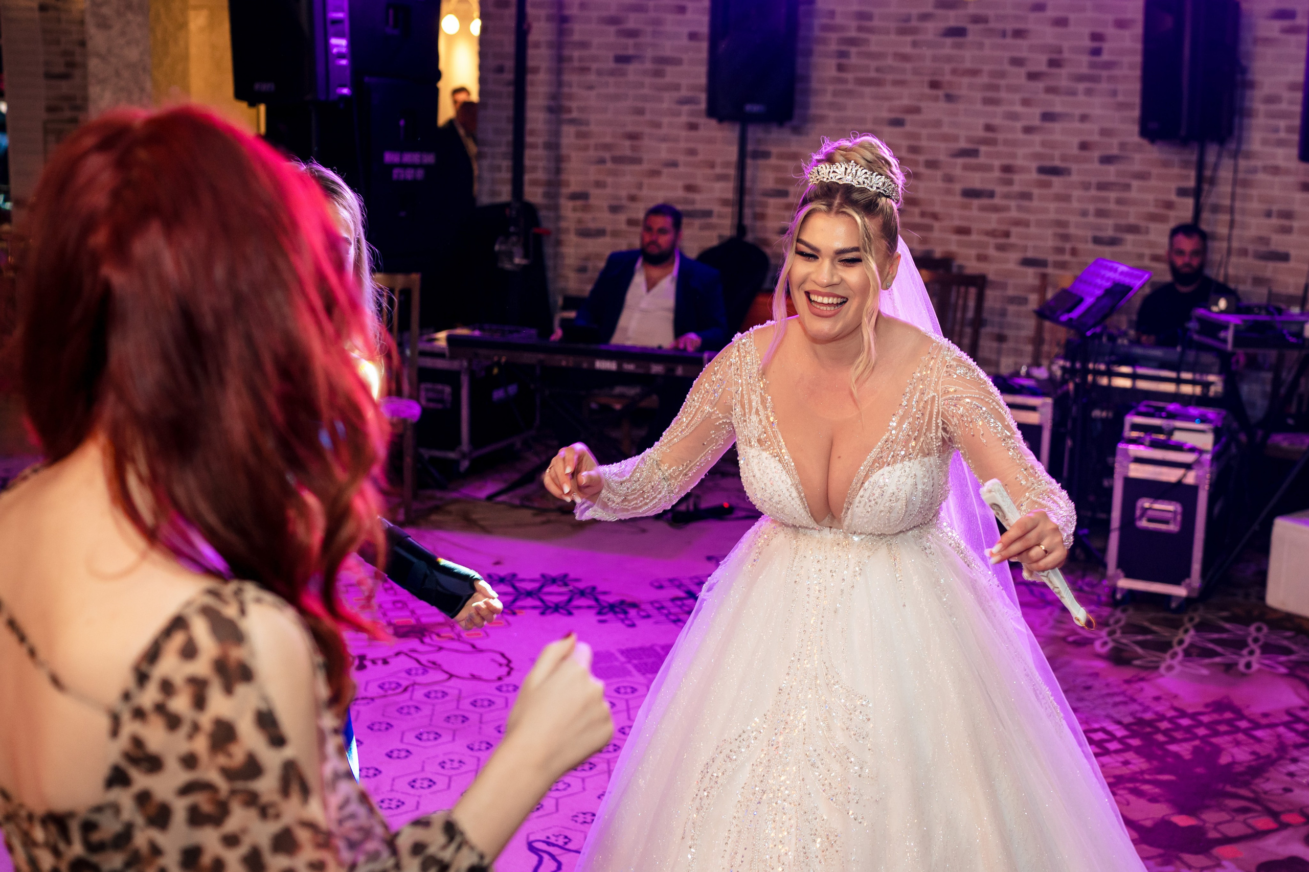 Andreea, Damian si Aris. Acasă