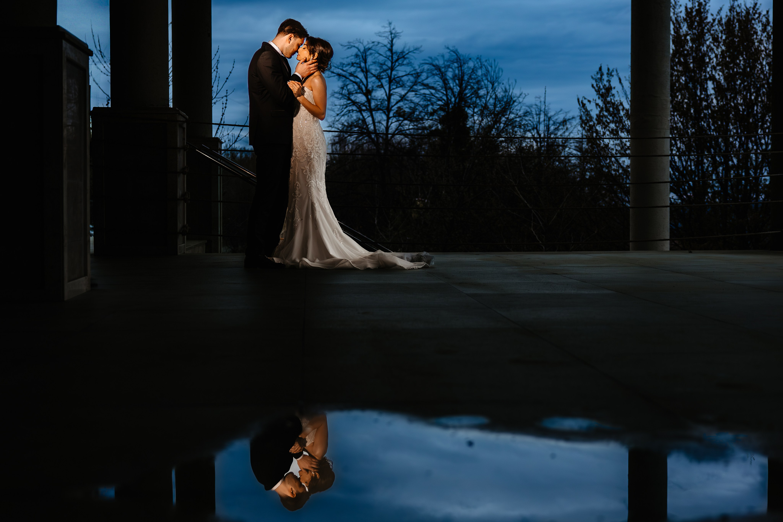 Cuplu mirilor în lumina apusului, pozați în aer liber, moment intim și cald