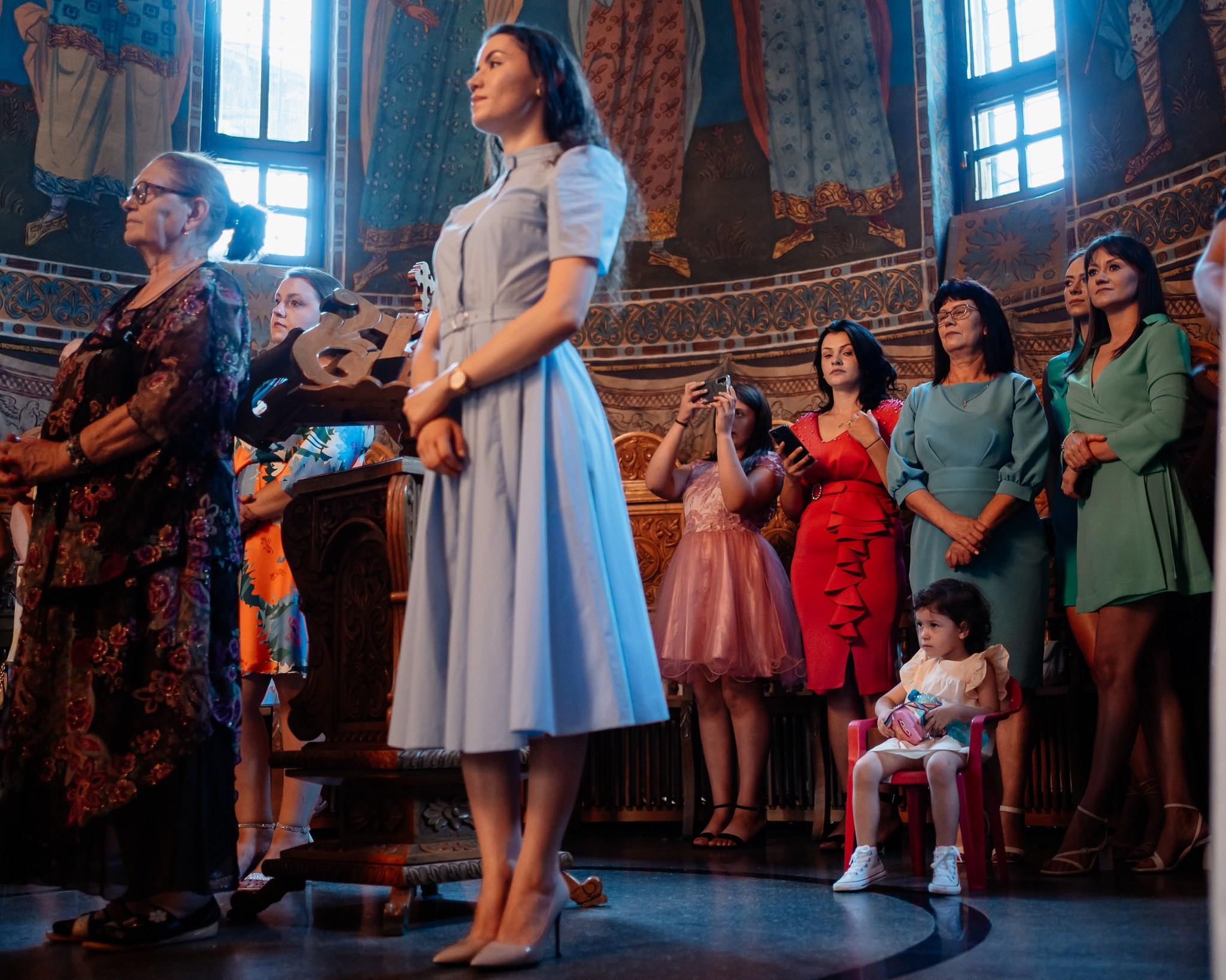 Moment emoționant între miri în ziua nunții, surprins într-un cadru natural și romantic, la Conacul din Livada. Fotografie de nuntă profesională, editată artistic pentru a evidenția emoția și eleganța evenimentului.