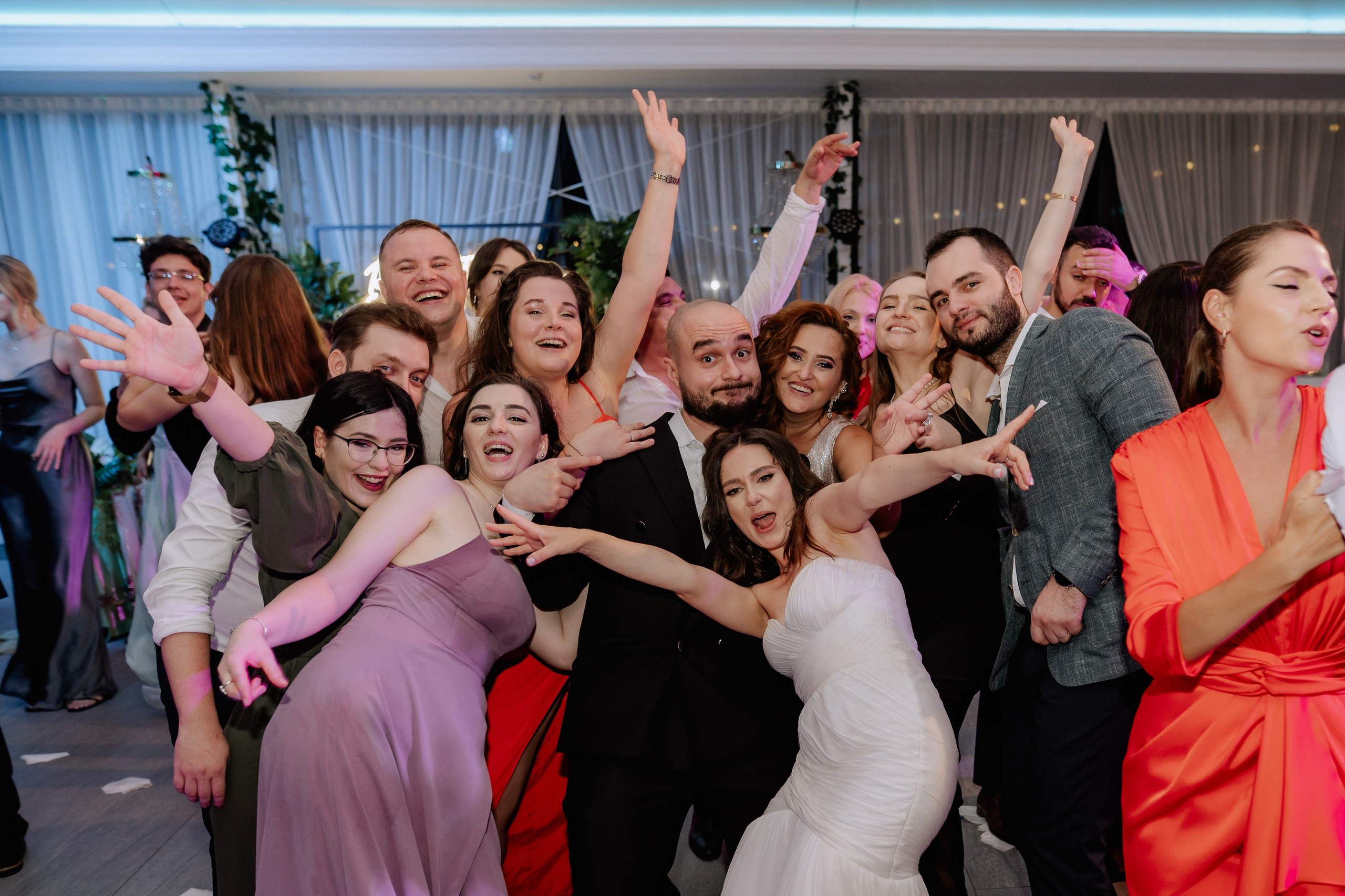 Cununie civila in aer liber , artificii de zi colorate , decor nunta , nunta la Hotel Traian. Proud Vision Weddings | Wedding Photography & Film — Servicii profesionale Foto Video Nunta Iasi