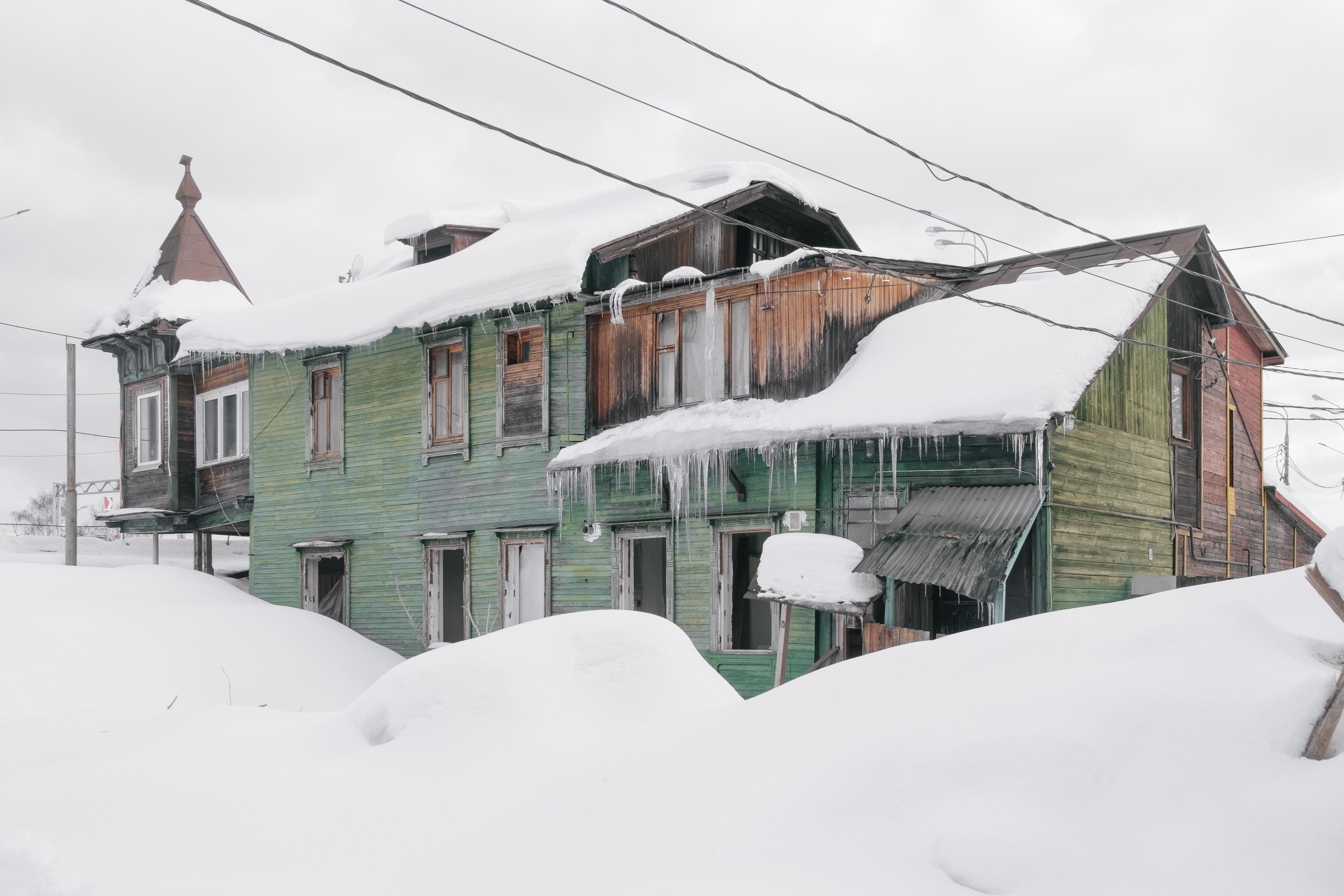 House on the road — for The Village. Photographer Anastasiya Dubrovina