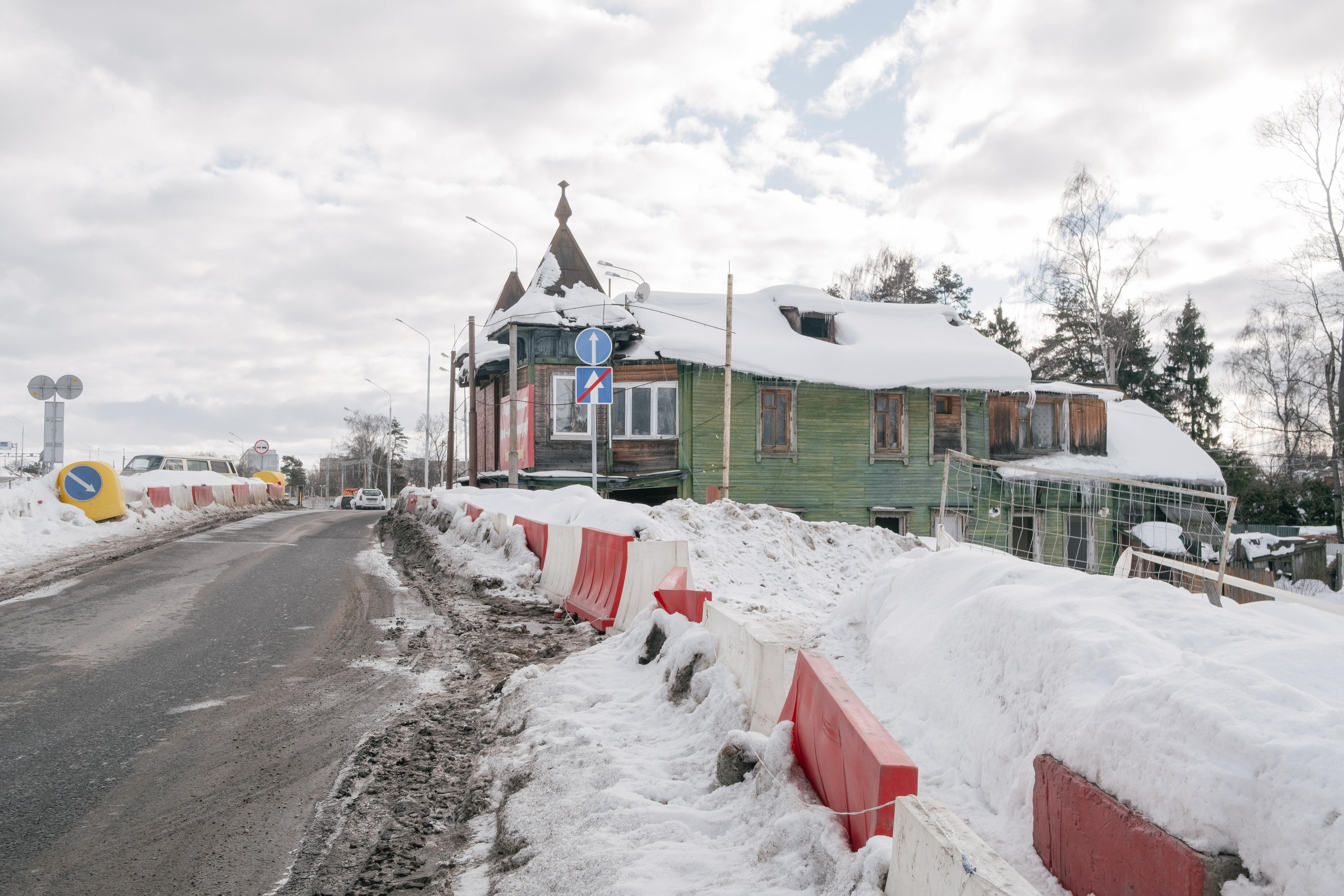 House on the road — for The Village. Photographer Anastasiya Dubrovina