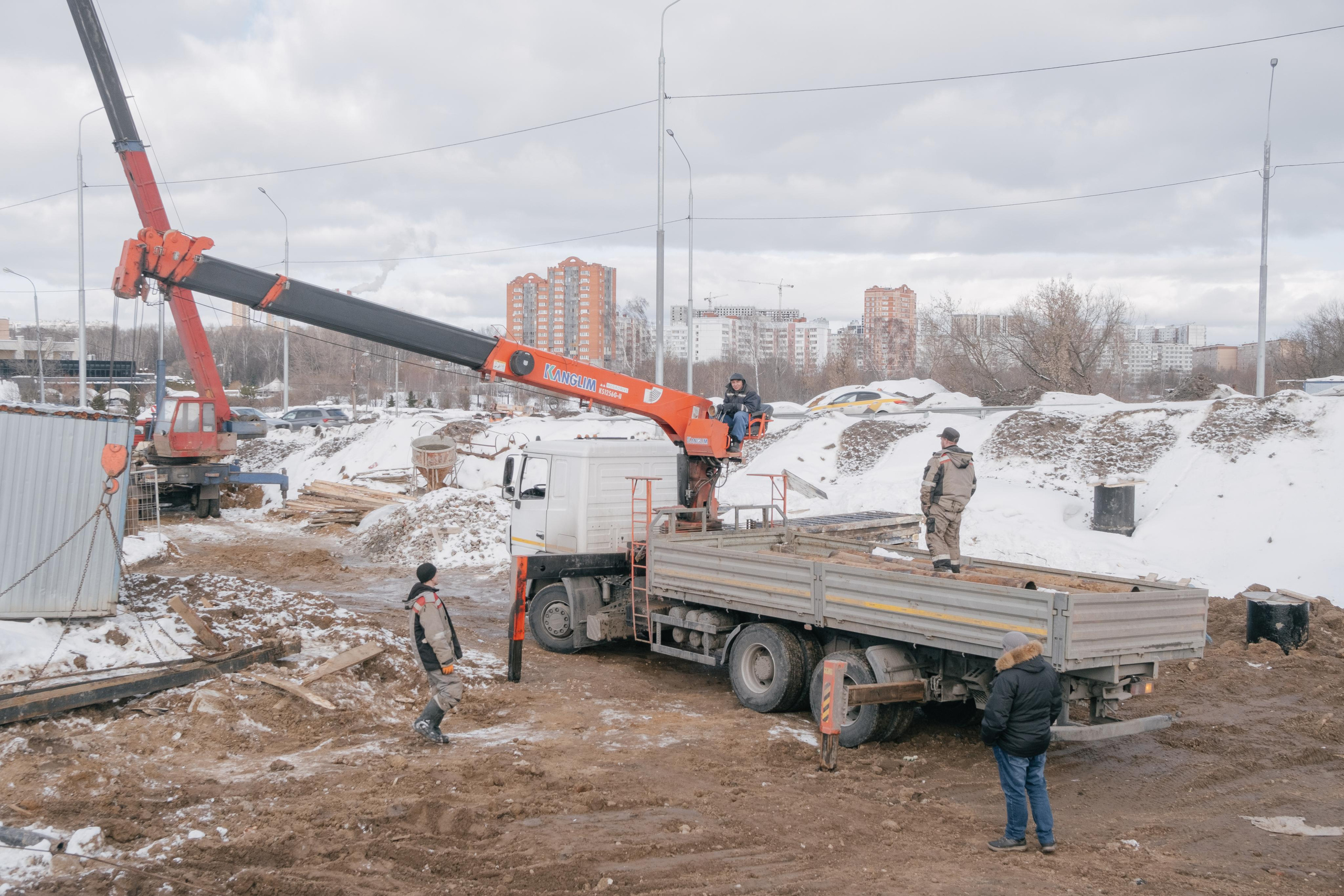 House on the road — for The Village. Photographer Anastasiya Dubrovina