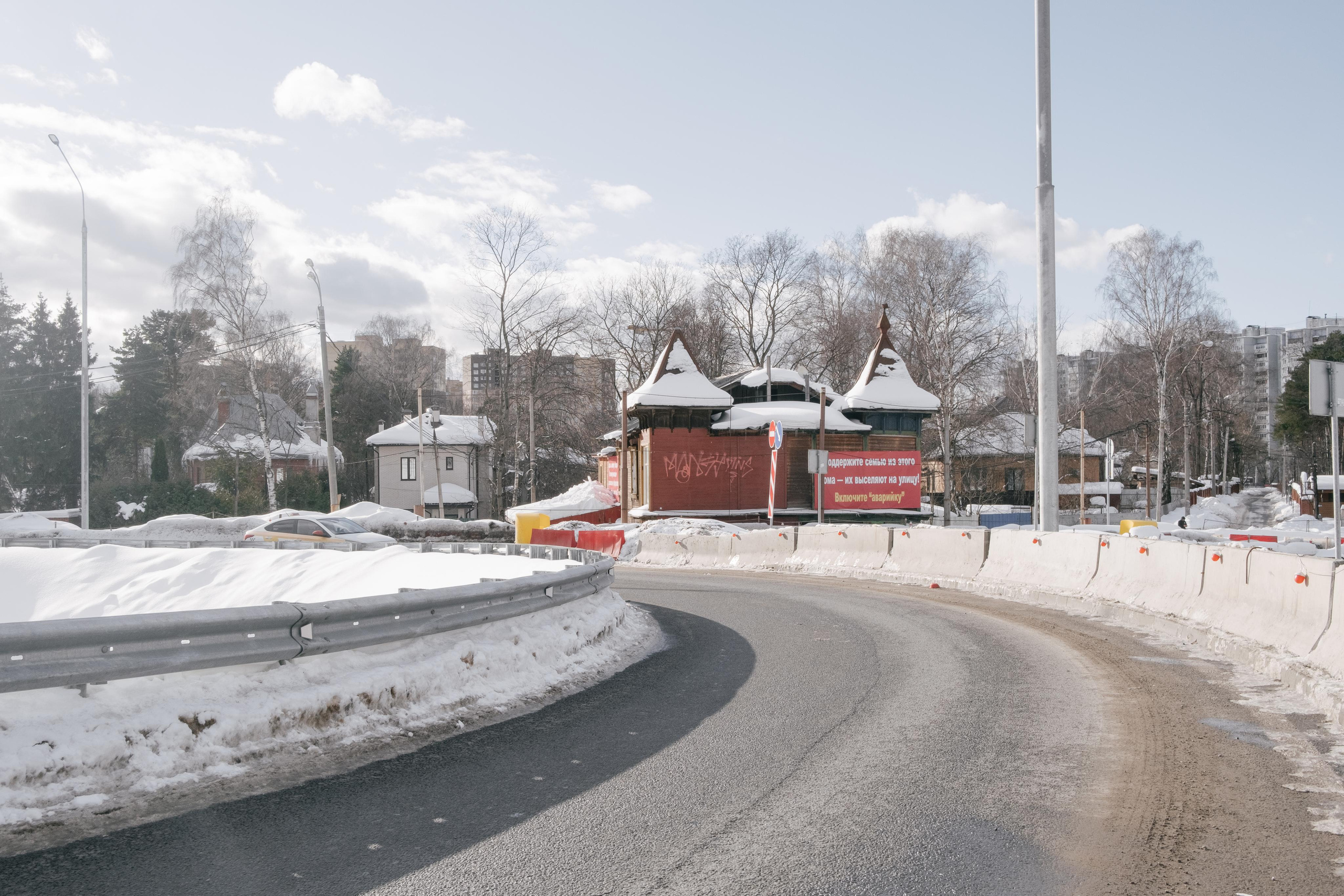 House on the road — for The Village. Photographer Anastasiya Dubrovina
