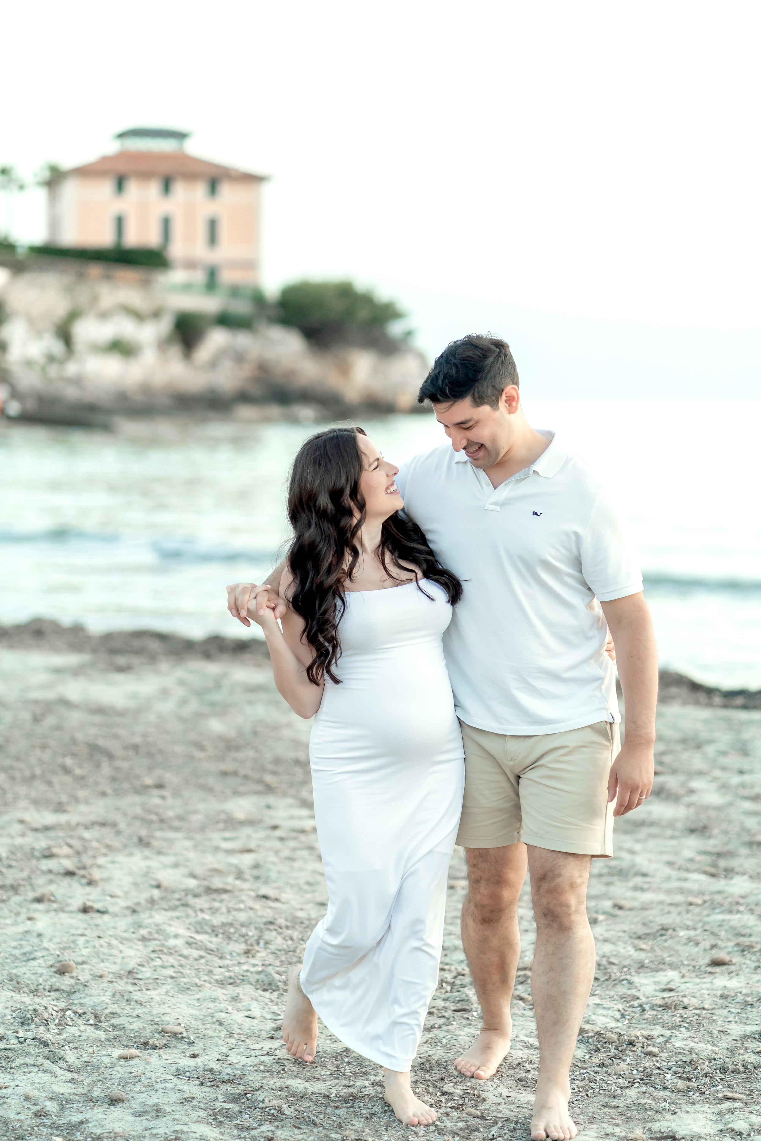 Maternity Photoshoot by the Sea in Mallorca – Natural & Timeless Moments. Deine Fotografin auf Mallorca für Familien und Business