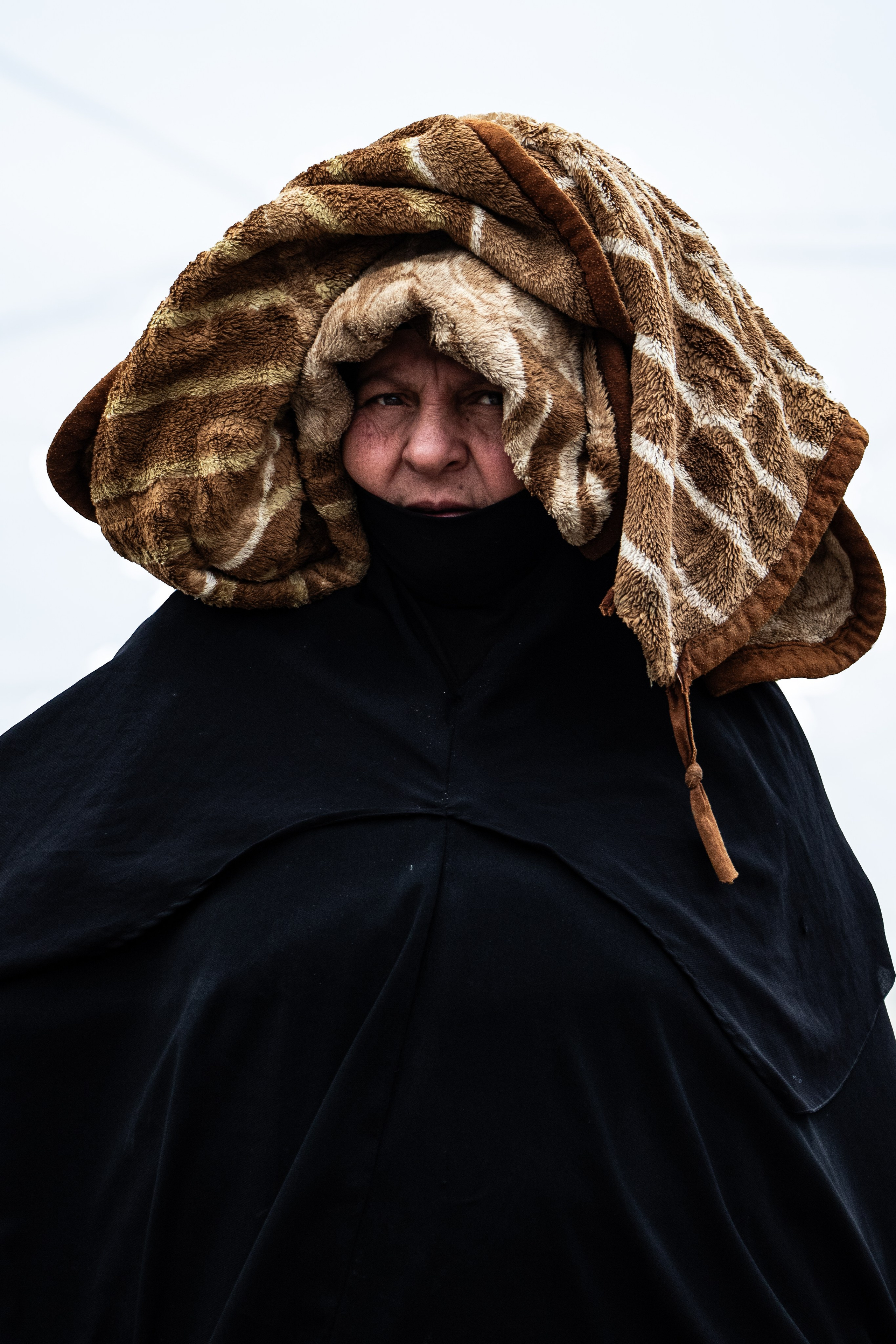 Une femme porte une couverture sur la tête dans le camps Al-Hol, prisonniers de Daesh, dans le Rojava Kurdistan Syrien.