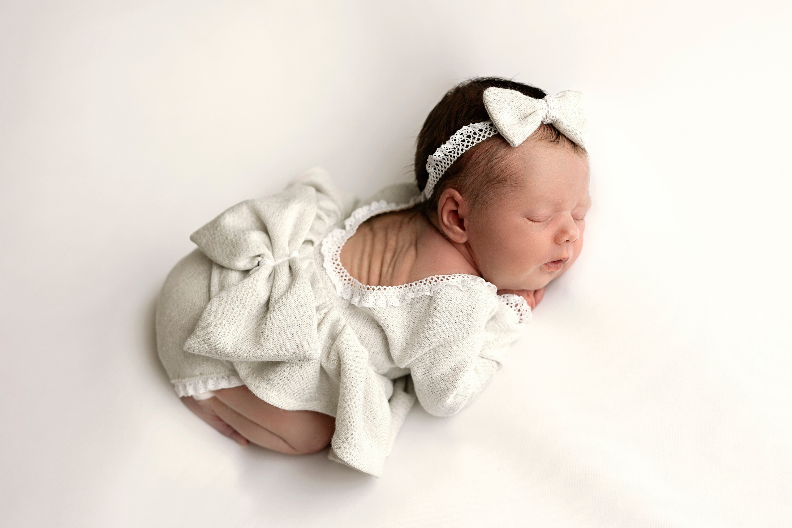 Newborn met een knuffeldier