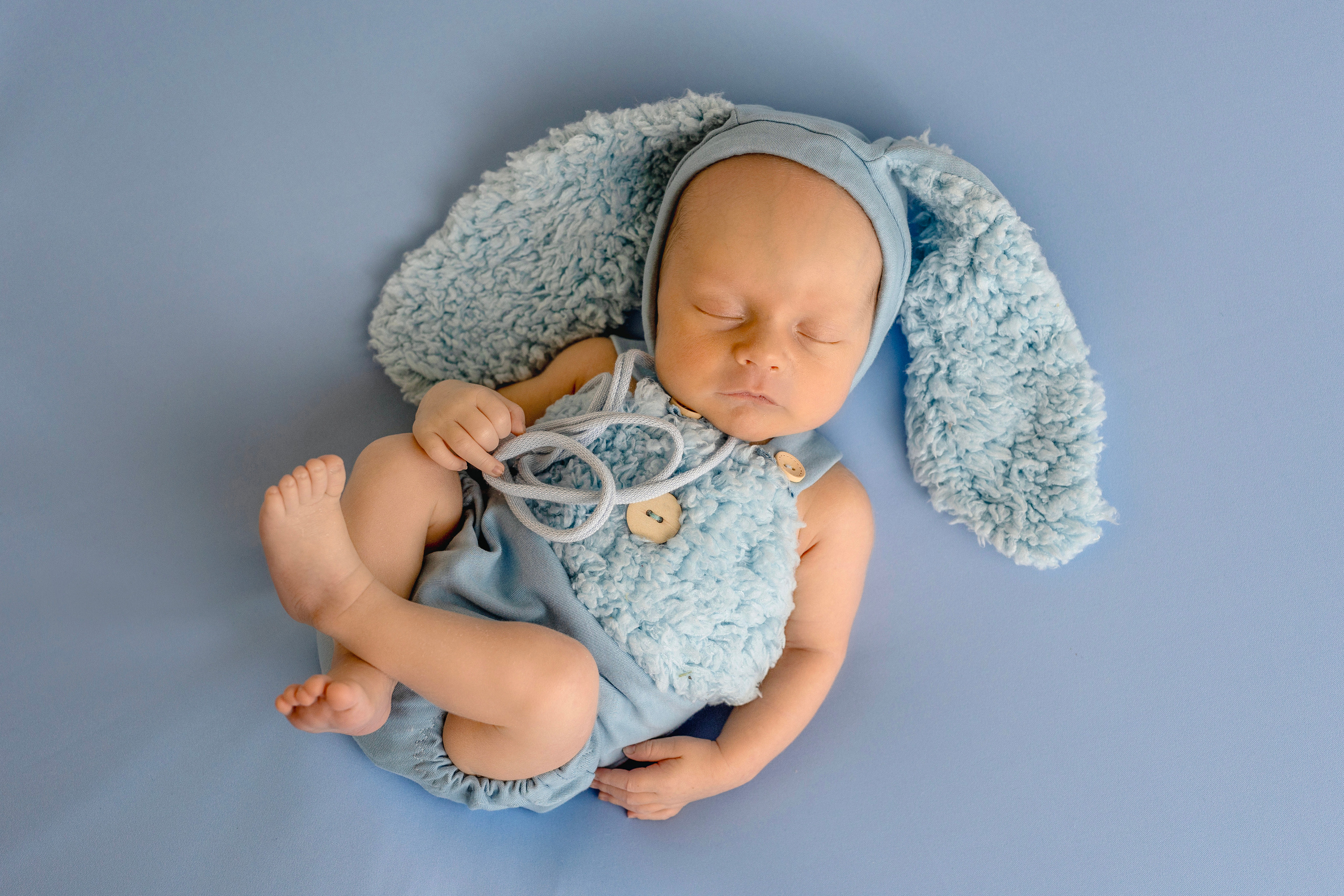 Een klein baby'tje ligt stil in een bedje.