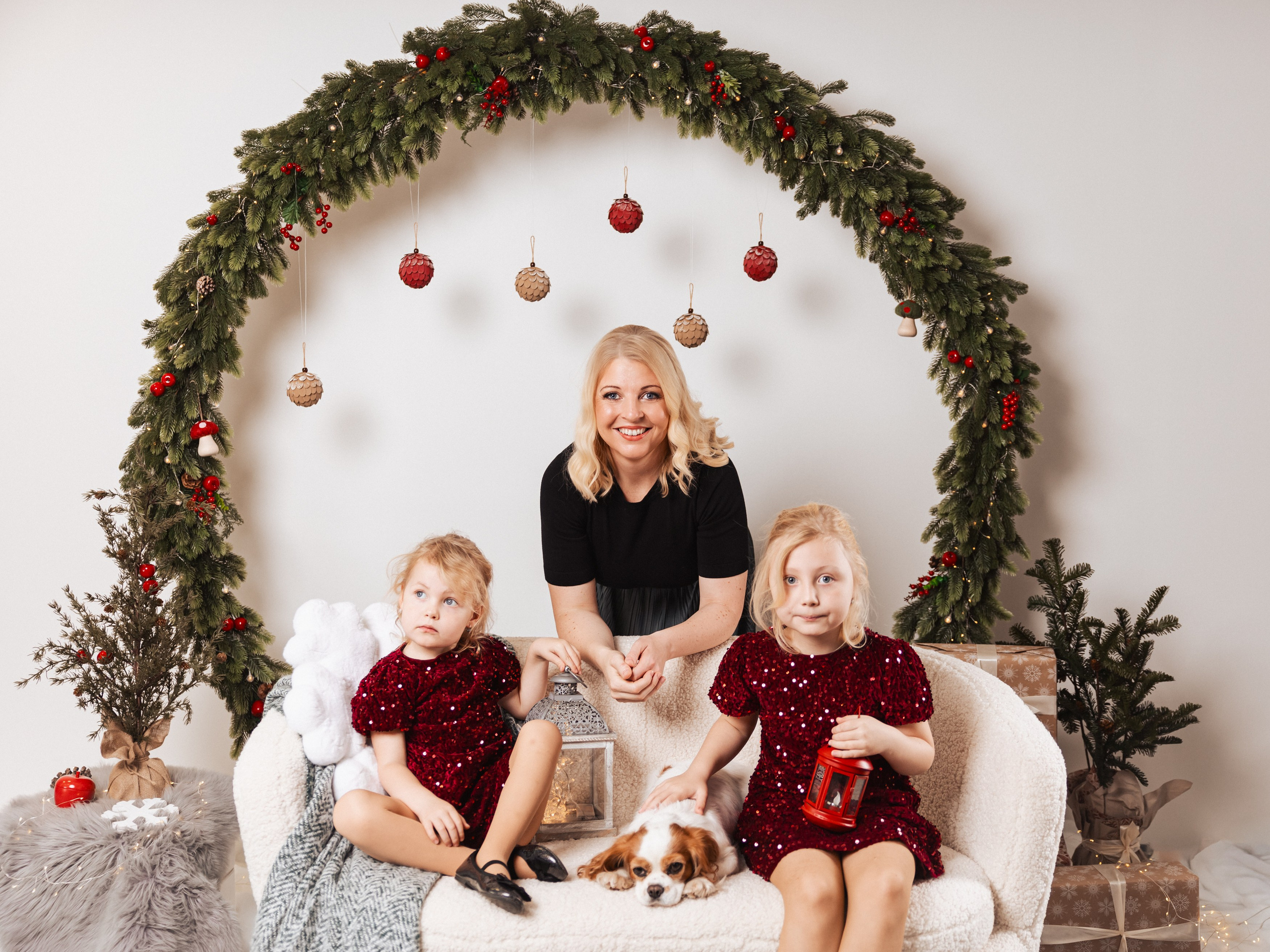 Pet friendly vánoční rodinné focení v Písku – možnost fotit se psem v útulné vánoční fotozóně