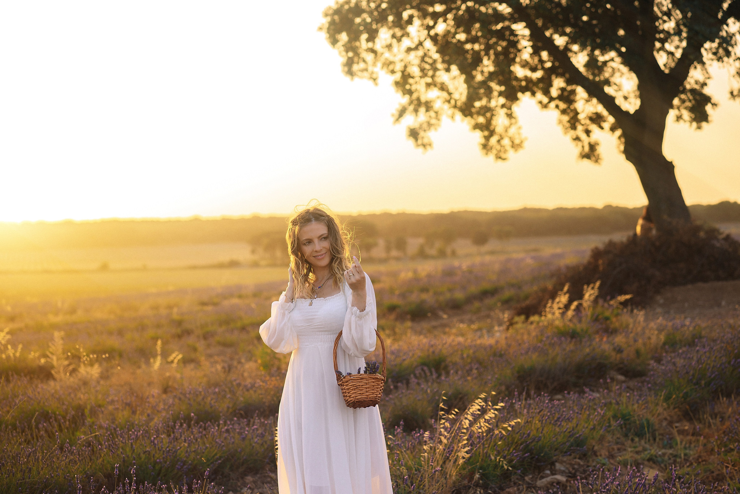 Retrato femenino en Madrid — belleza auténtica con luz natural Asesoría de estilismo, poses y localización. Imágenes elegantes y atemporales. Fotógrafa en Madrid | Retratos femeninos, familia y sesiones con caballos – Anna Maruleva