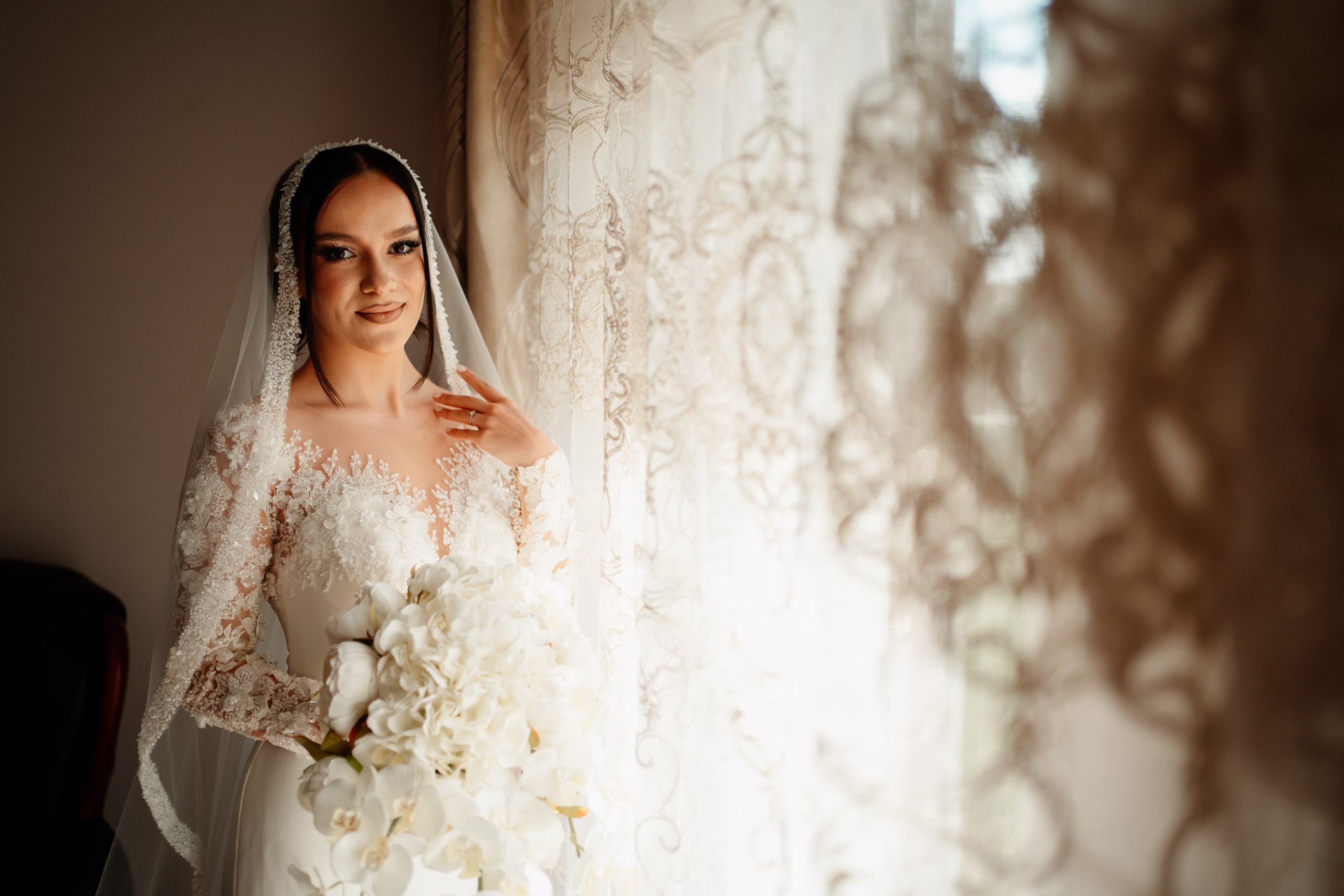 Moment emoționant între miri în ziua nunții, surprins într-un cadru natural și romantic, la Reina Events. Fotografie de nuntă profesională, editată artistic pentru a evidenția emoția și eleganța evenimentului.