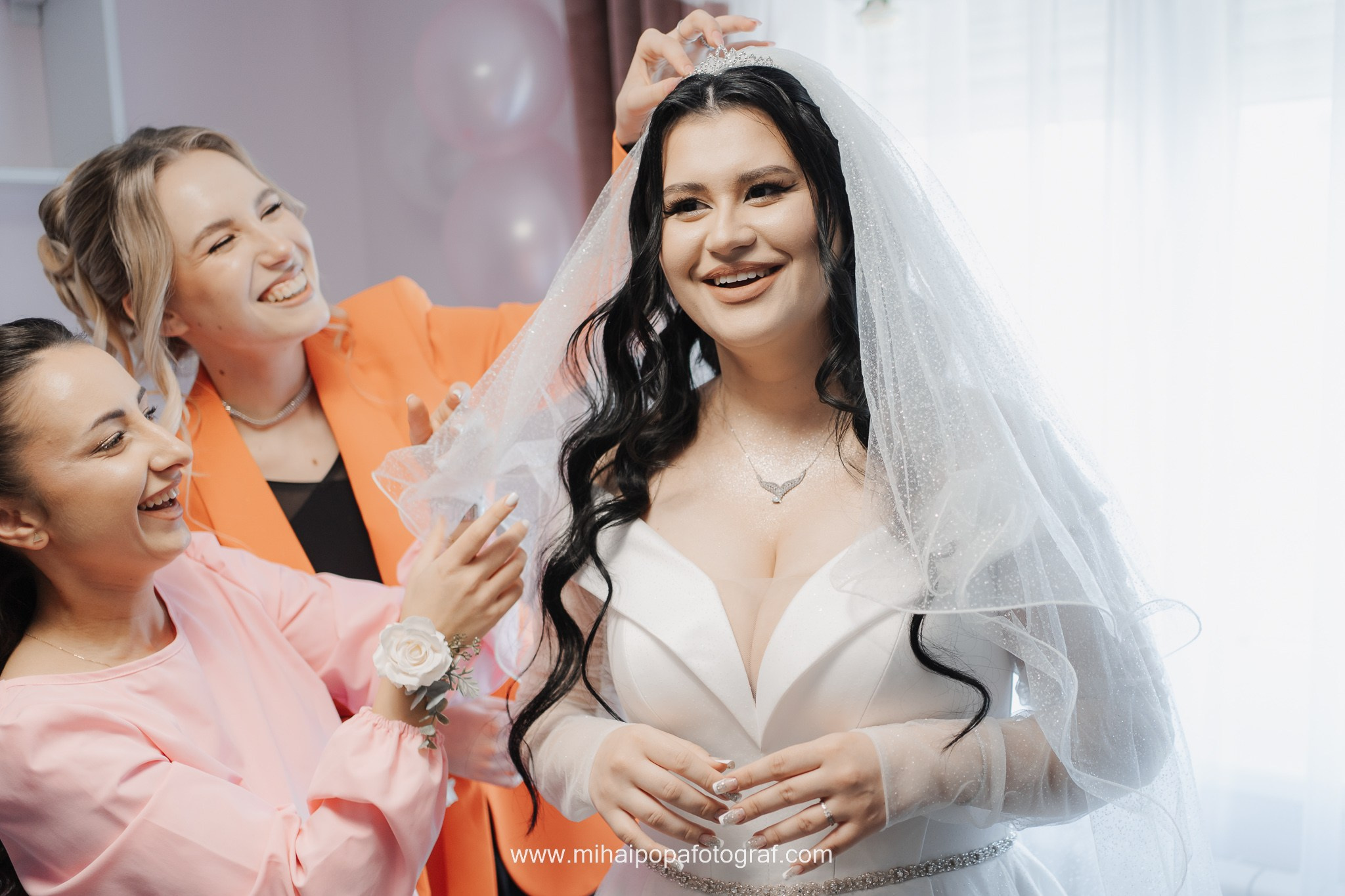 Moment emoționant între miri în ziua nunții, surprins într-un cadru natural și romantic, la Cazinoul Constanta. Fotografie de nuntă profesională, editată artistic pentru a evidenția emoția și eleganța evenimentului.