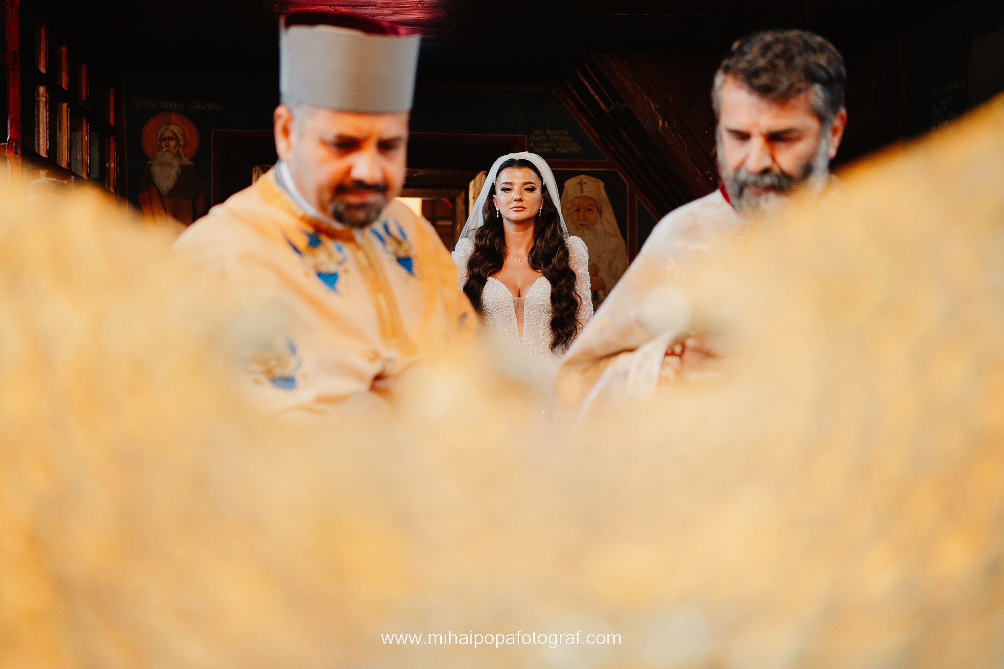 Moment emoționant între miri în ziua nunții, surprins într-un cadru natural și romantic, la Bolintin-Vale. Fotografie de nuntă profesională, editată artistic pentru a evidenția emoția și eleganța evenimentului.