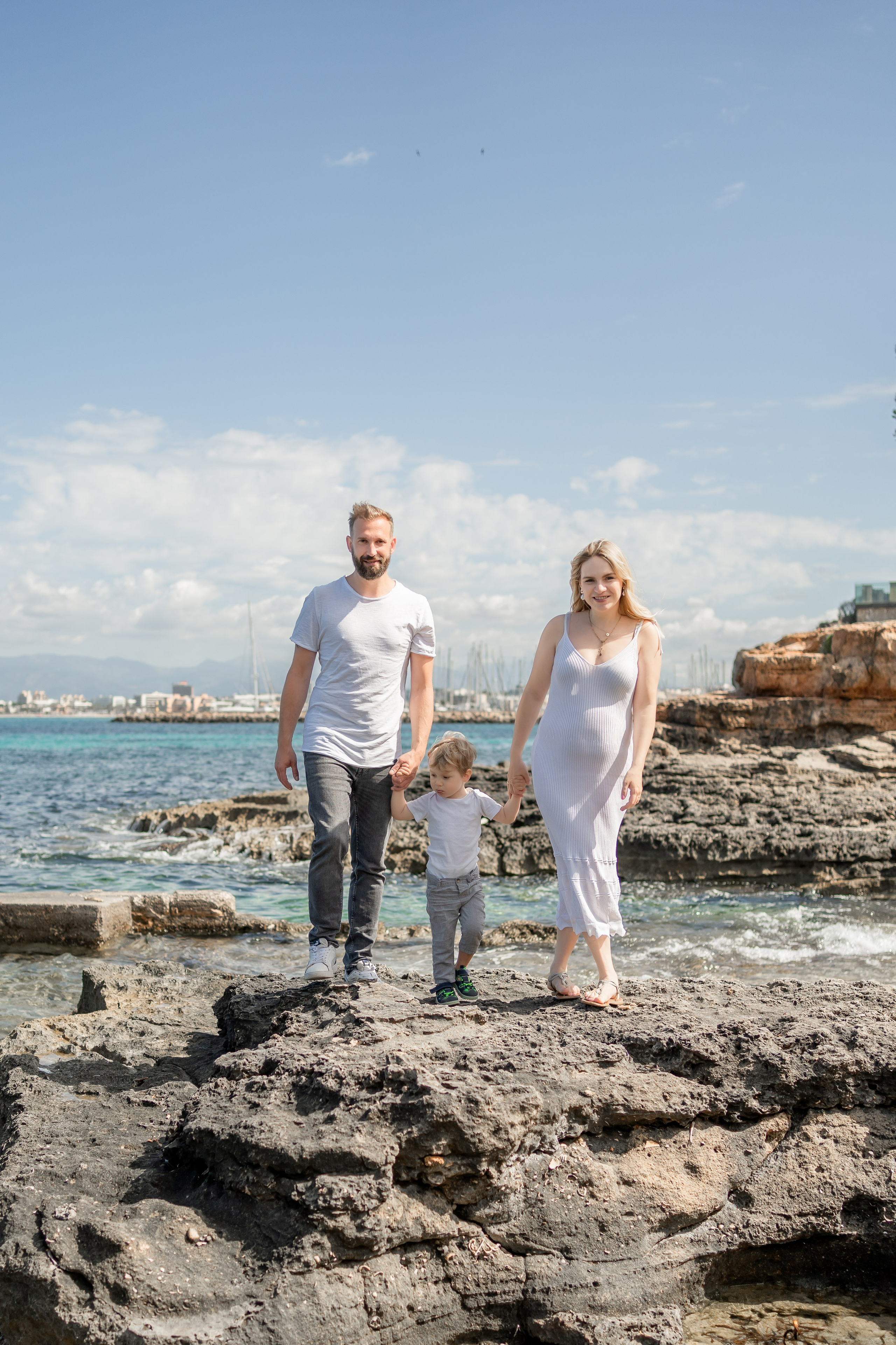 Babybauch-Shooting am Meer auf Mallorca mit Familie. Deine Fotografin auf Mallorca für Familien und Business