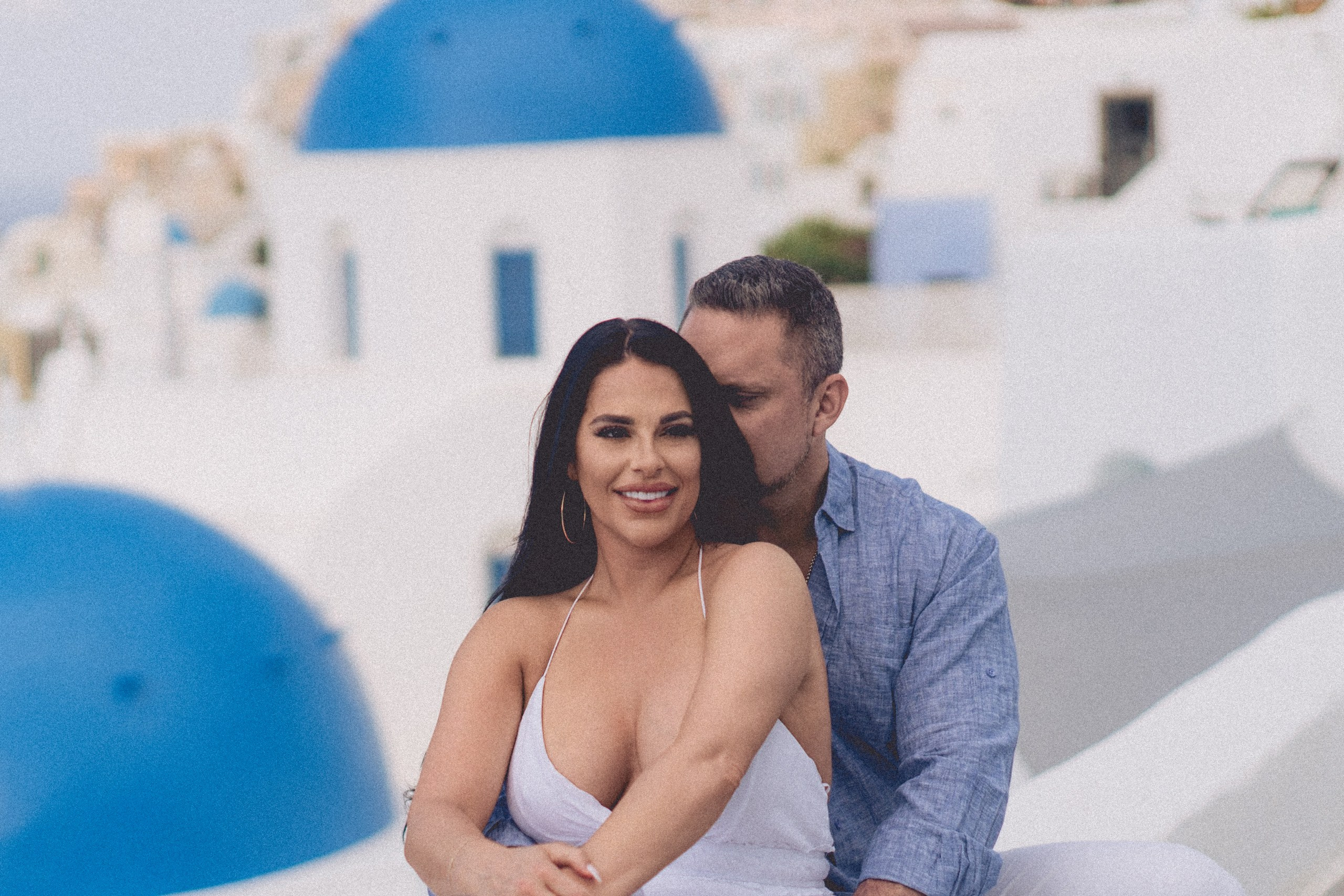 Adam and Nicky in Santorini. Photographer in Greece Kristina