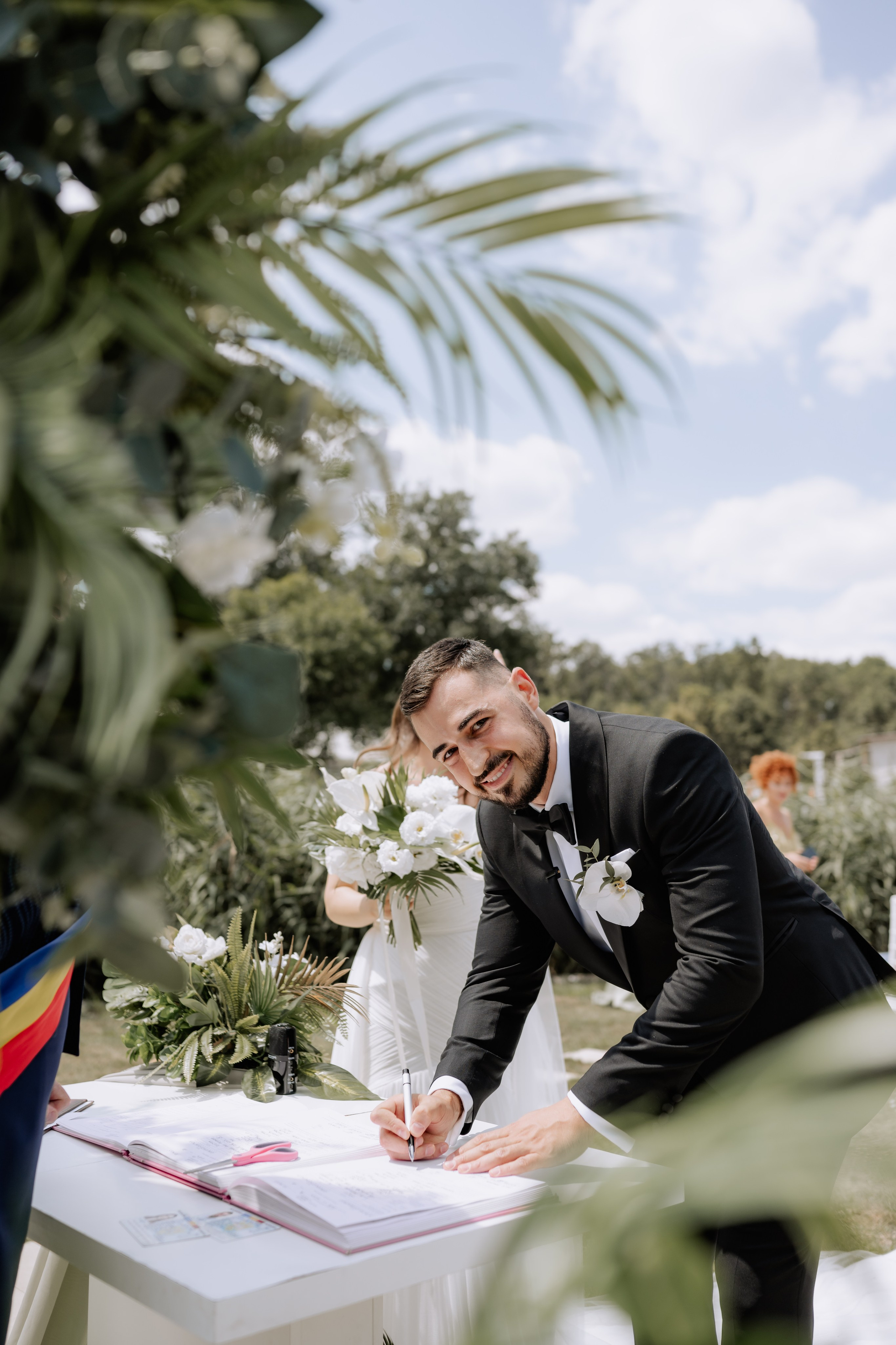 Cununie civila in aer liber , artificii de zi colorate , decor nunta , nunta la Hotel Traian. Proud Vision Weddings | Wedding Photography & Film — Servicii profesionale Foto Video Nunta Iasi