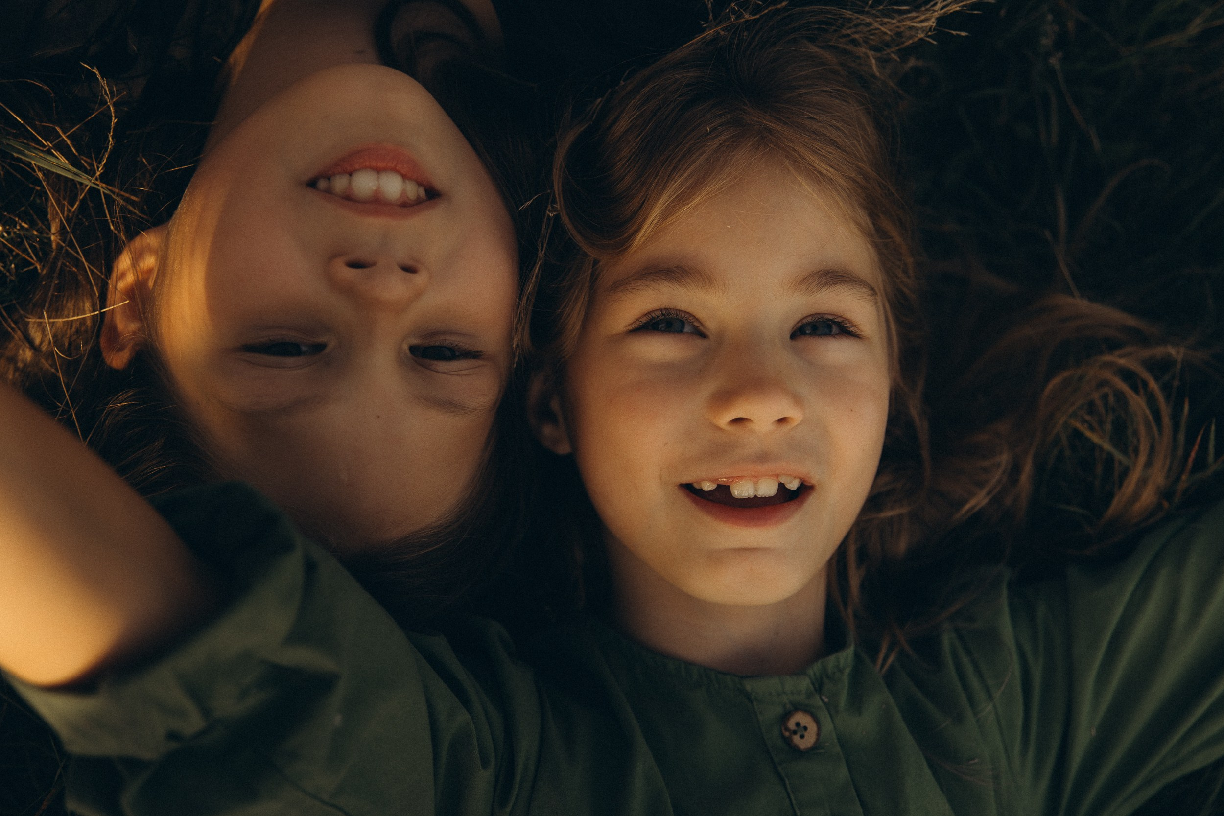 Mama und ihre zwei bezaubernden Töchter in einer familiären Fotosession. Familien & Hochzeitfotografin Nadja Holzmann