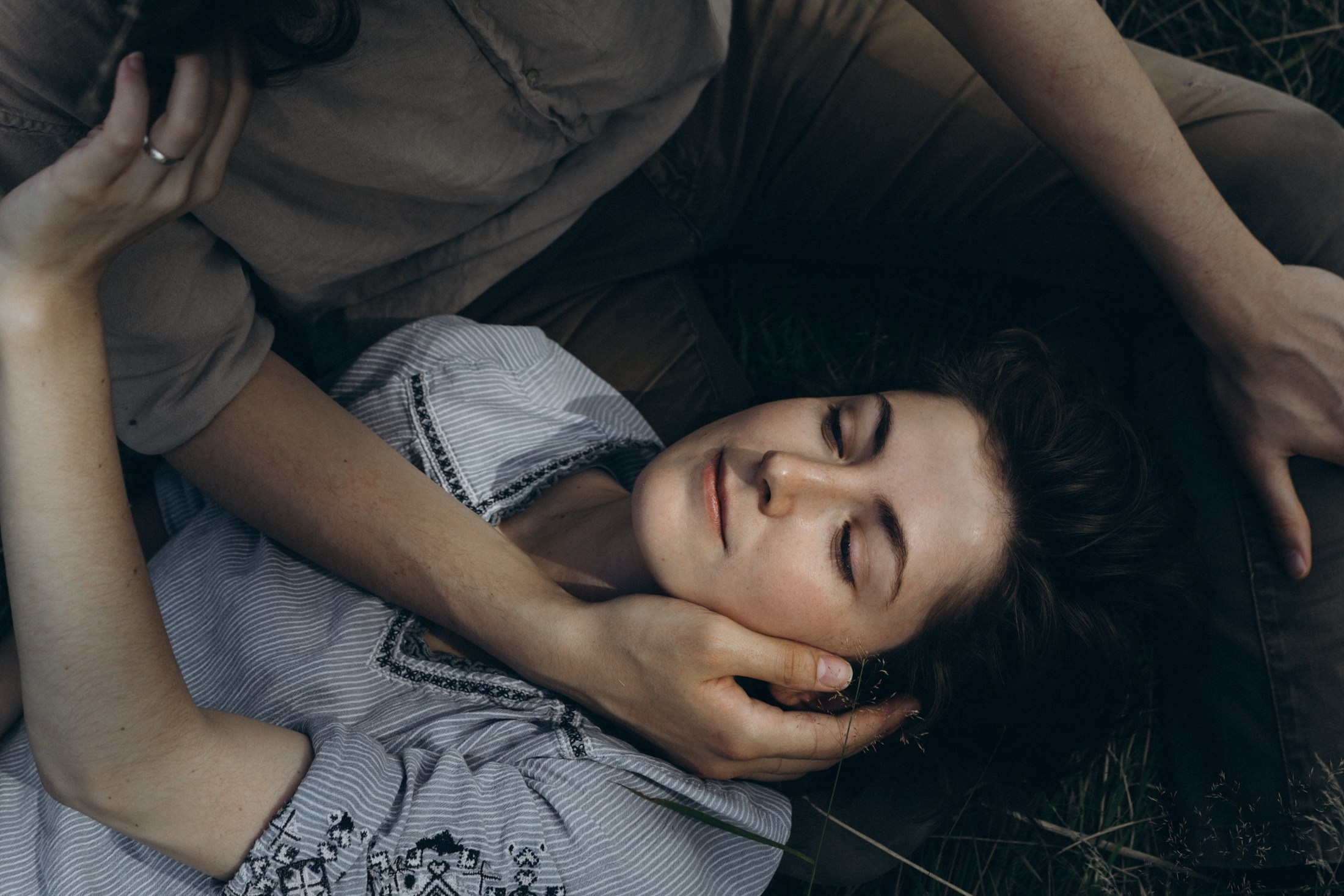 Нежный портрет пары – парень обнимает девушку, парная фотосессия Дрезден