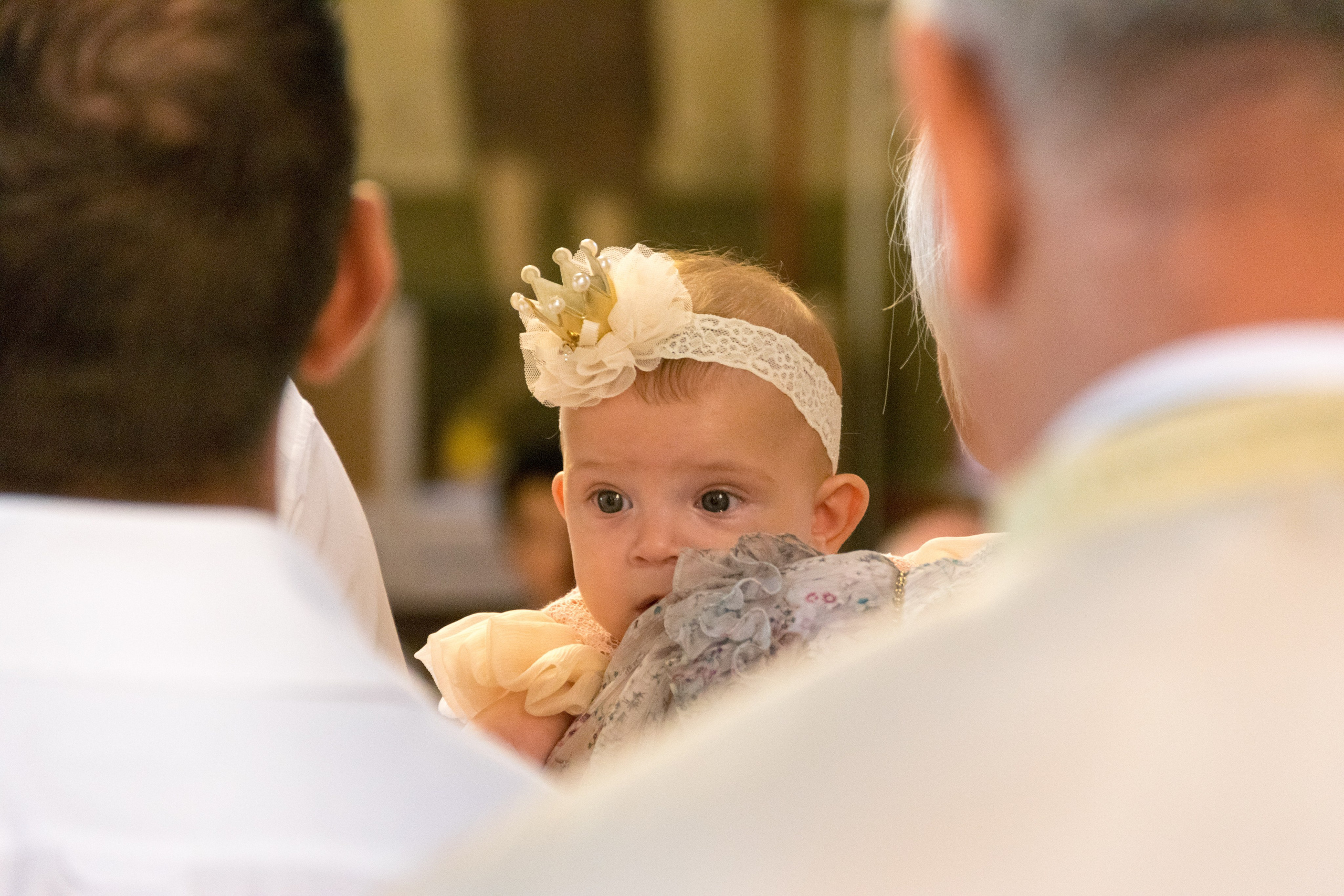 Fotograf botez, sedinta foto acasa, fotografii cu bebe, fotograf profesionist botez Bucuresti, sedinta foto de familie, sedinta foto cu bebe, fotografii la botez acasa, fotografii pregatiri bebe, botezul bebelusului, obiceiuri la botez, fotograf pentru botez, oferta foto botez, fotograf profesionist Bucuresti, botez restaurant Zexe