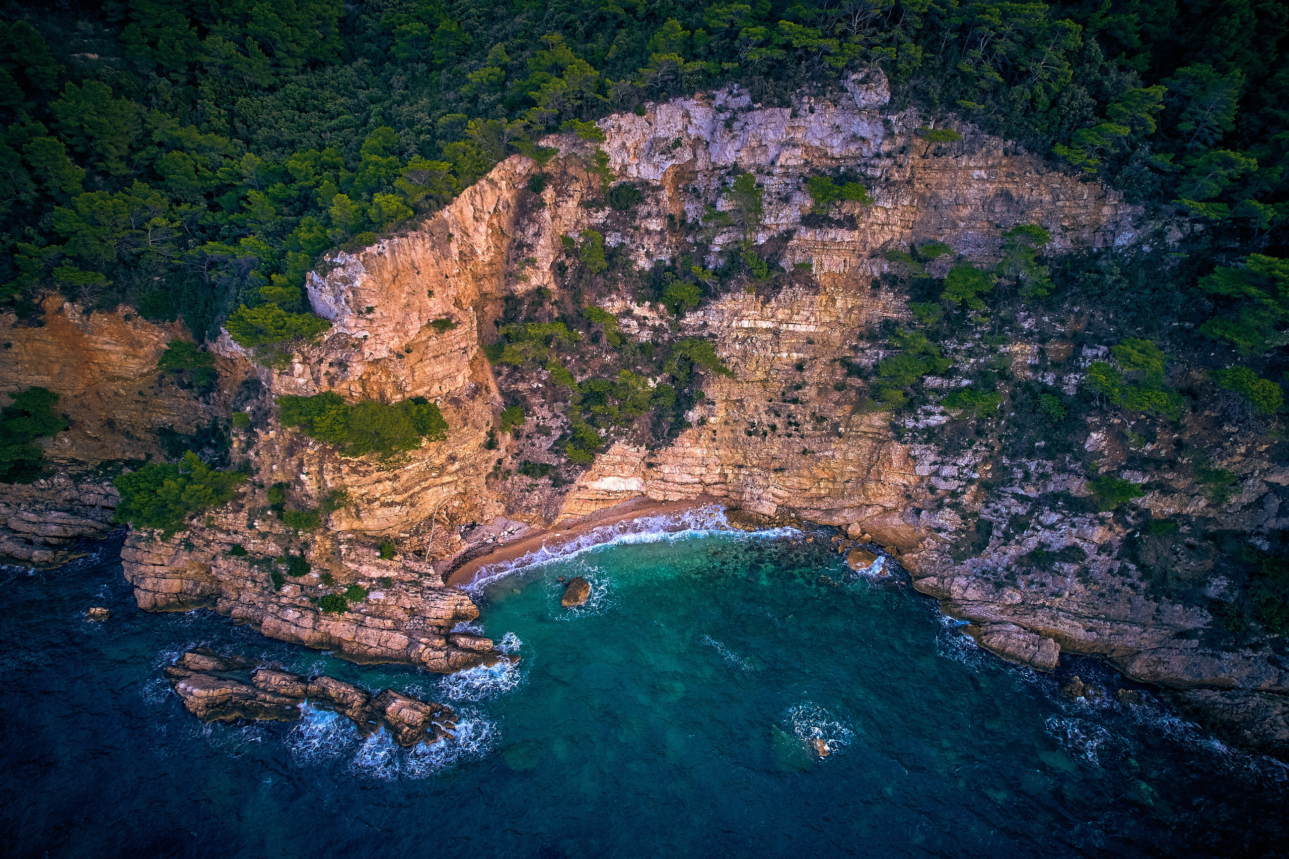 Andriej Szypiłow - fotografia i wideografia - Widok z lotu ptaka na zachód słońca w Komiży - na zachodnim brzegu pięknej i malowniczej wyspy Vis