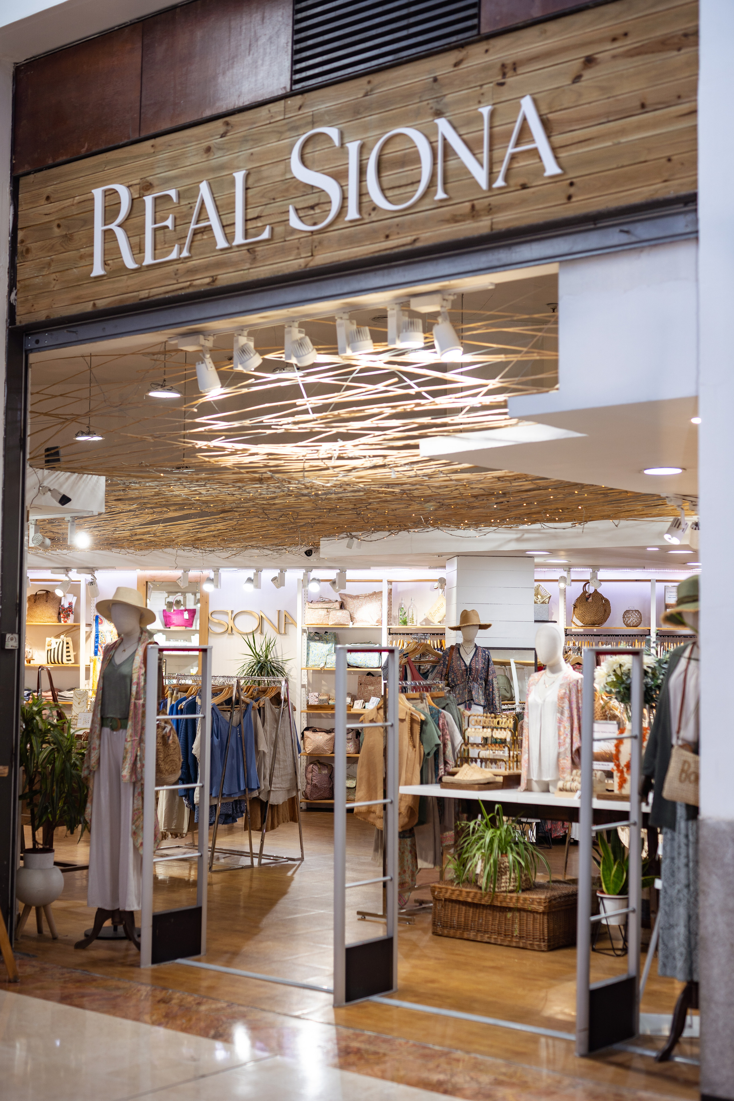 Fotografía de lookbook para marcas de ropa en Madrid – Estilo, creatividad y calidad. Fotógrafo en Madrid, España. Alyona Belyaninova