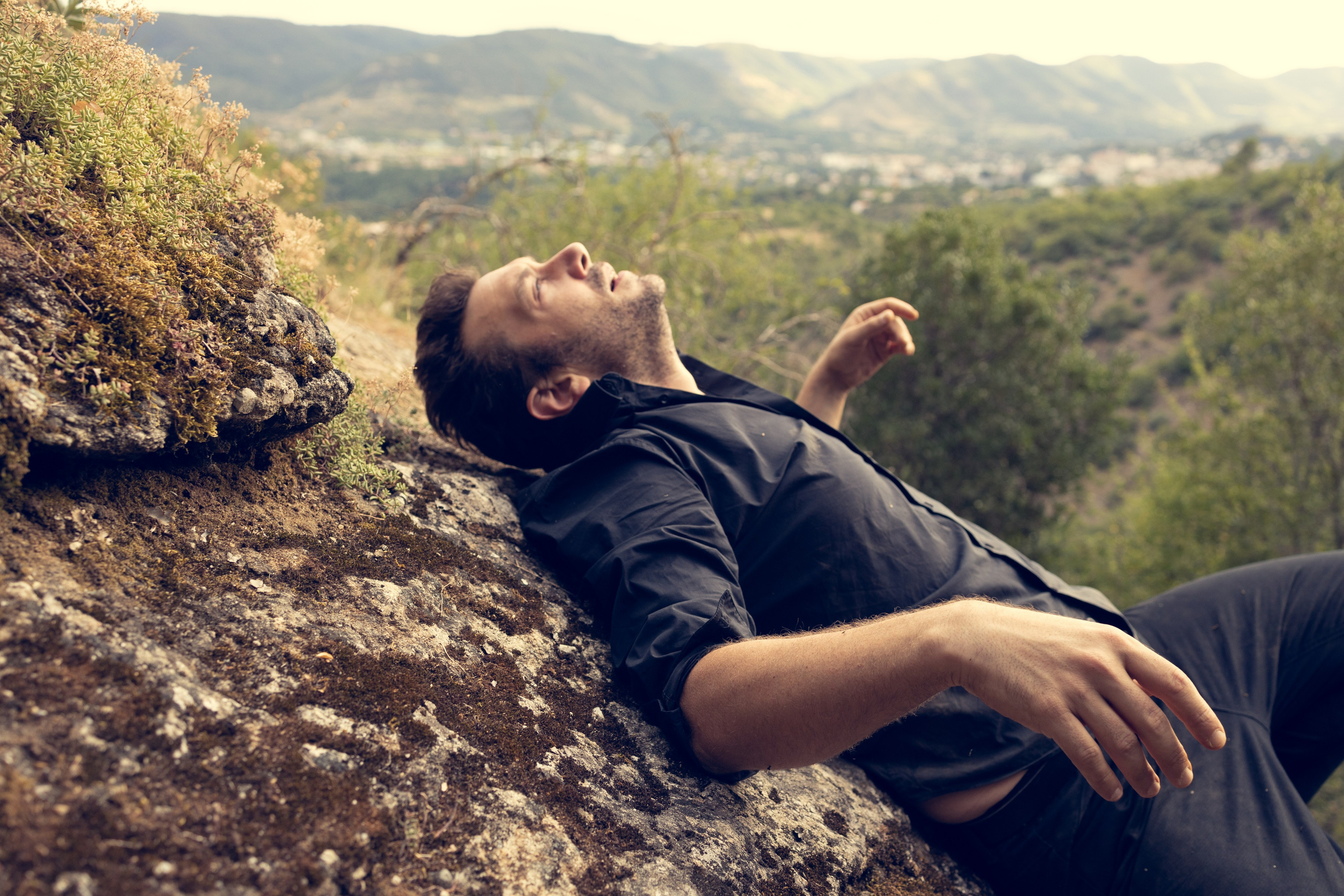 Portrait du portfolio d’un acteur Avignon Provence France. Histoires d’amour, séances photos de famille et de mariage en France