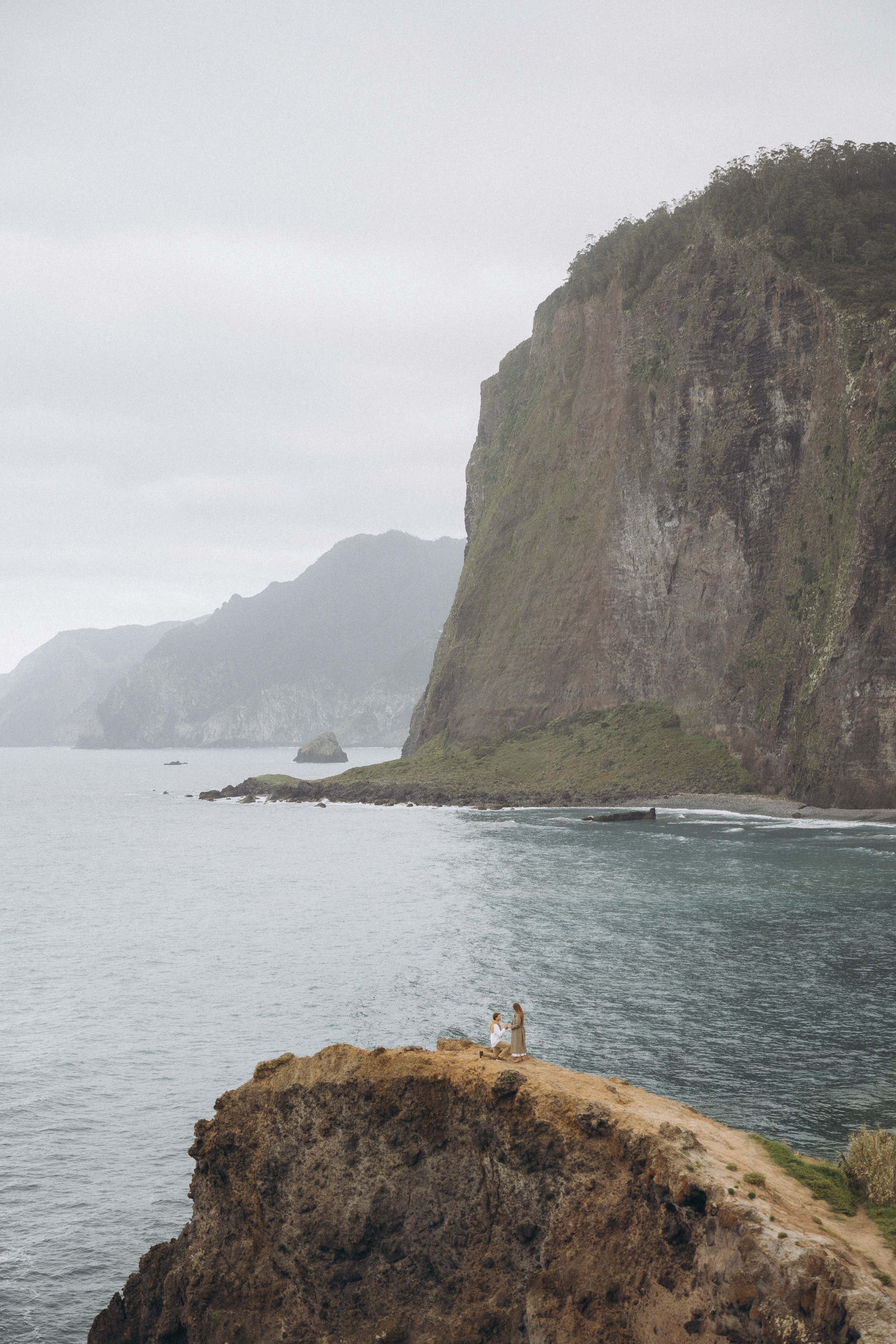 Proposal at Miradouro do Guindaste, Madeira – romantic engagement with stunning cliffside views, capturing intimate moments in nature.