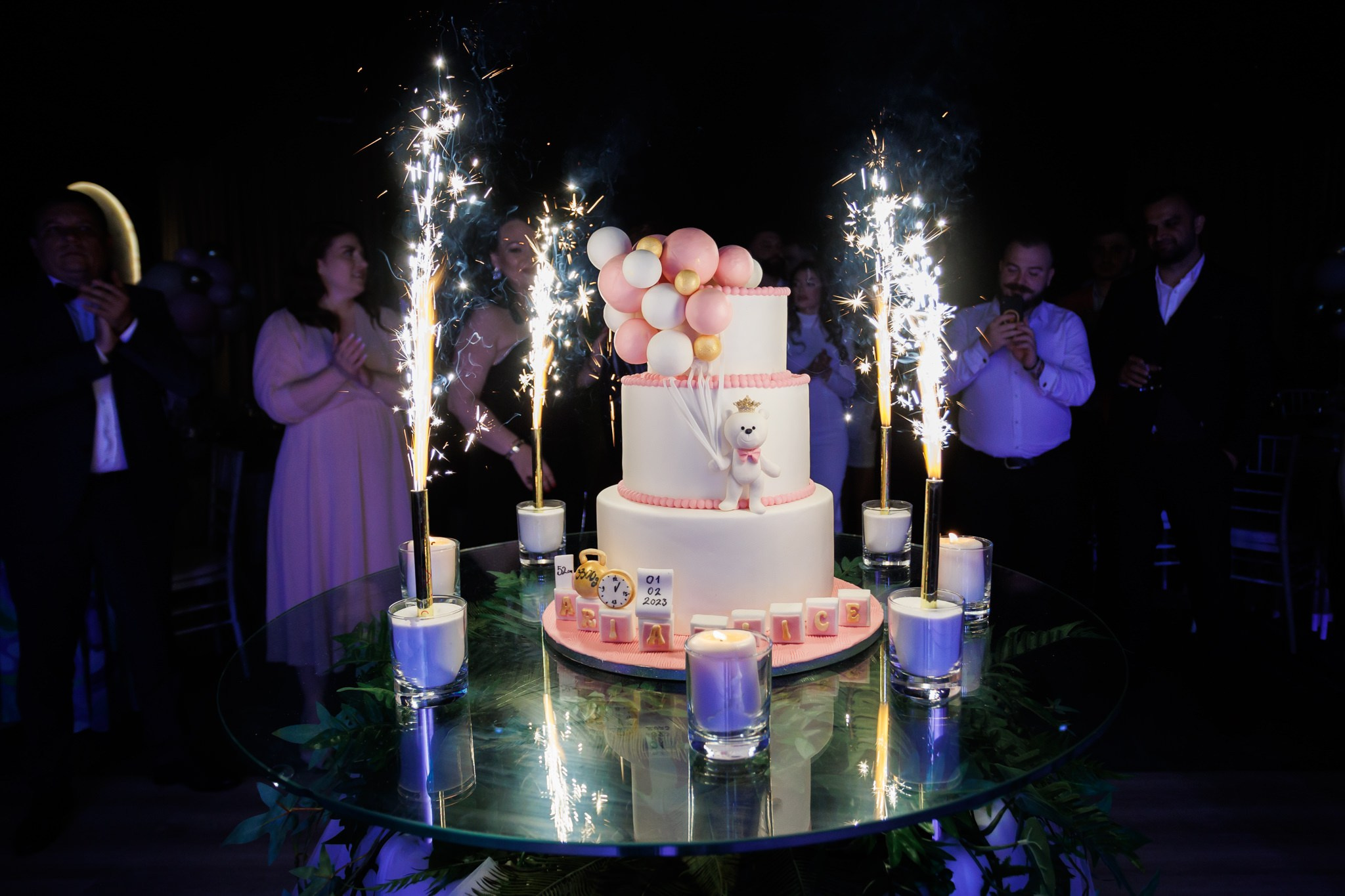 Fotografie cu tortul de la petrecerea de botez a bebelusului.