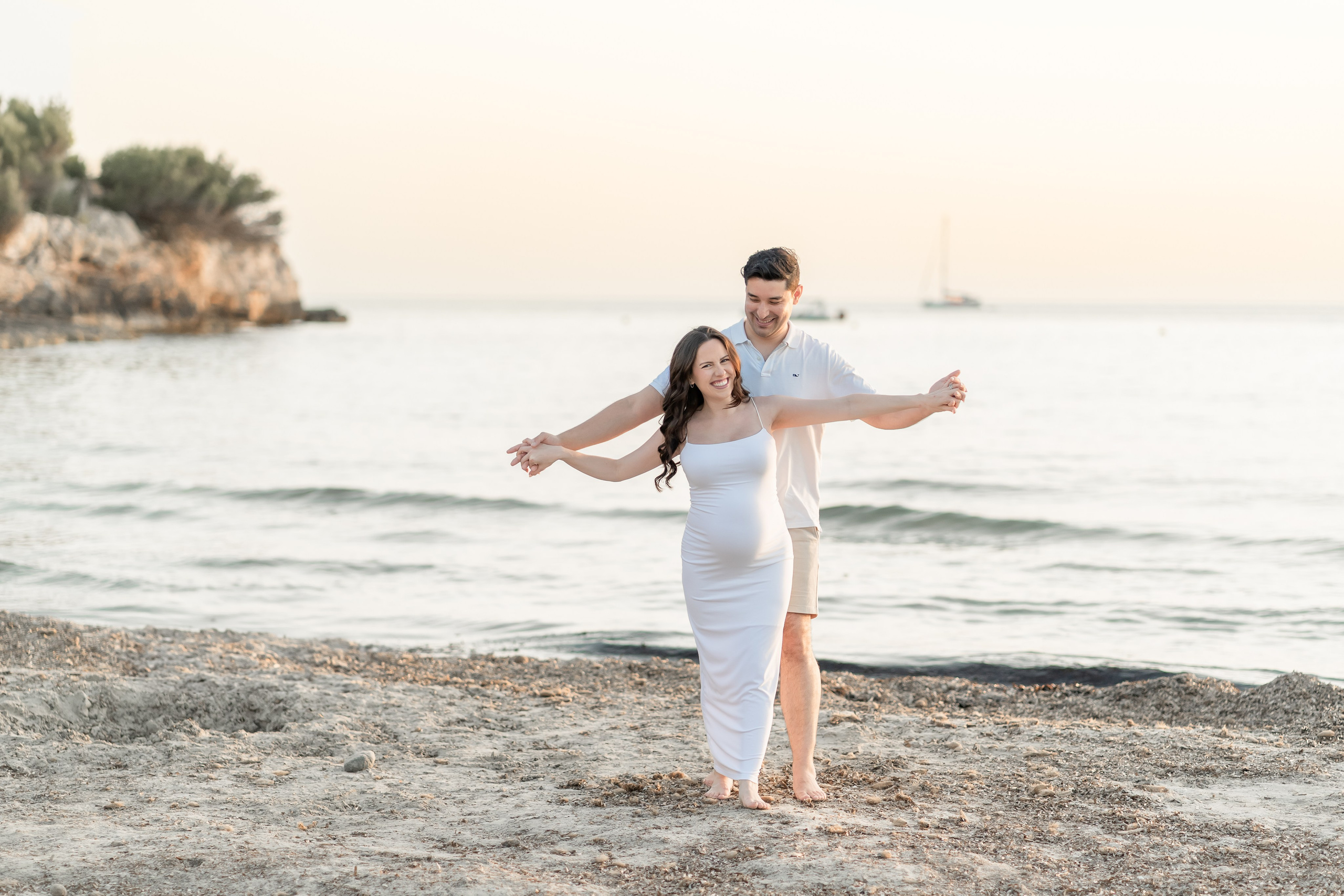Maternity Photoshoot by the Sea in Mallorca – Natural & Timeless Moments. Deine Fotografin auf Mallorca für Familien und Business