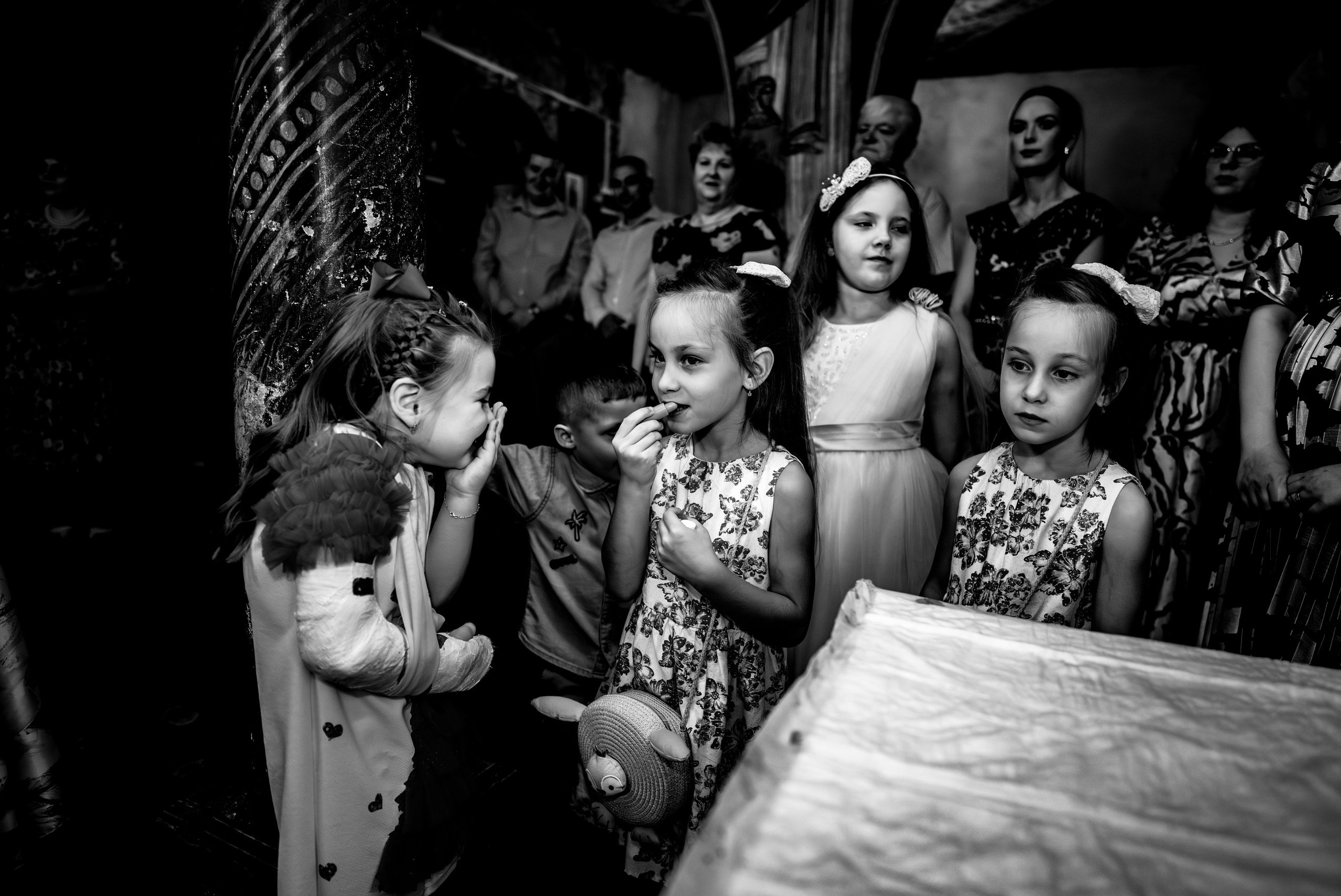 Fotograf profesionist de nuntă. Cu o abordare creativă și tehnici unice, spunem povestea voastră prin imagini pline de iubire și naturalețe. Descoperă arta fotografiei de nuntă . Fotograf Iasi, fotograf de nunta Suceava. Fotografii de nuntă. Pachet fotografii de nuntă. Fotograf Iasi, fotograf Suceava, fotograf Botosani, fotograf Romania. Servicii foto nuntă. Servicii foto-video.