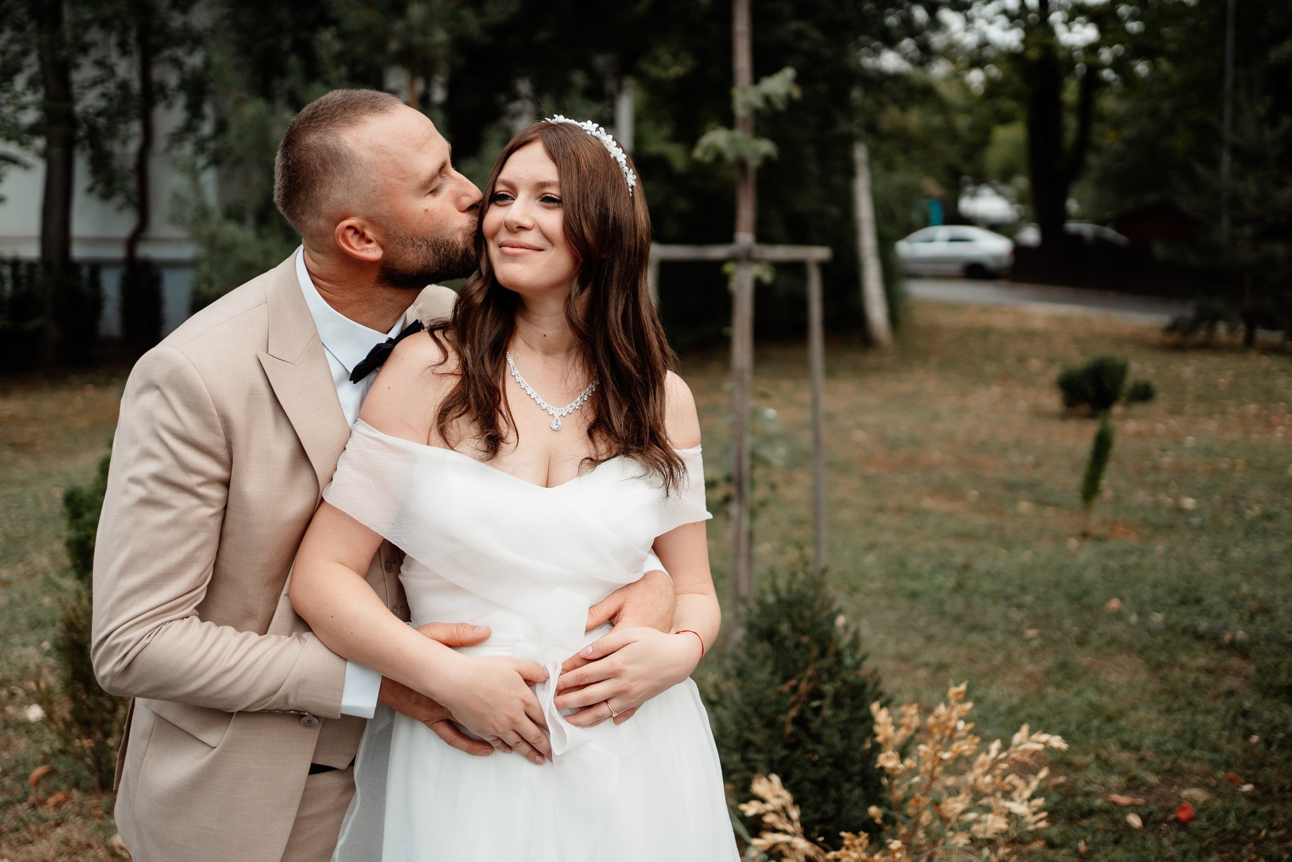 Miri fericiți în fața oficiului stării civile din Bucuresti, Sector 1, celebrând începutul unei noi vieți împreună. Fotografie de cununie civilă, capturând naturalețea și bucuria momentului special.