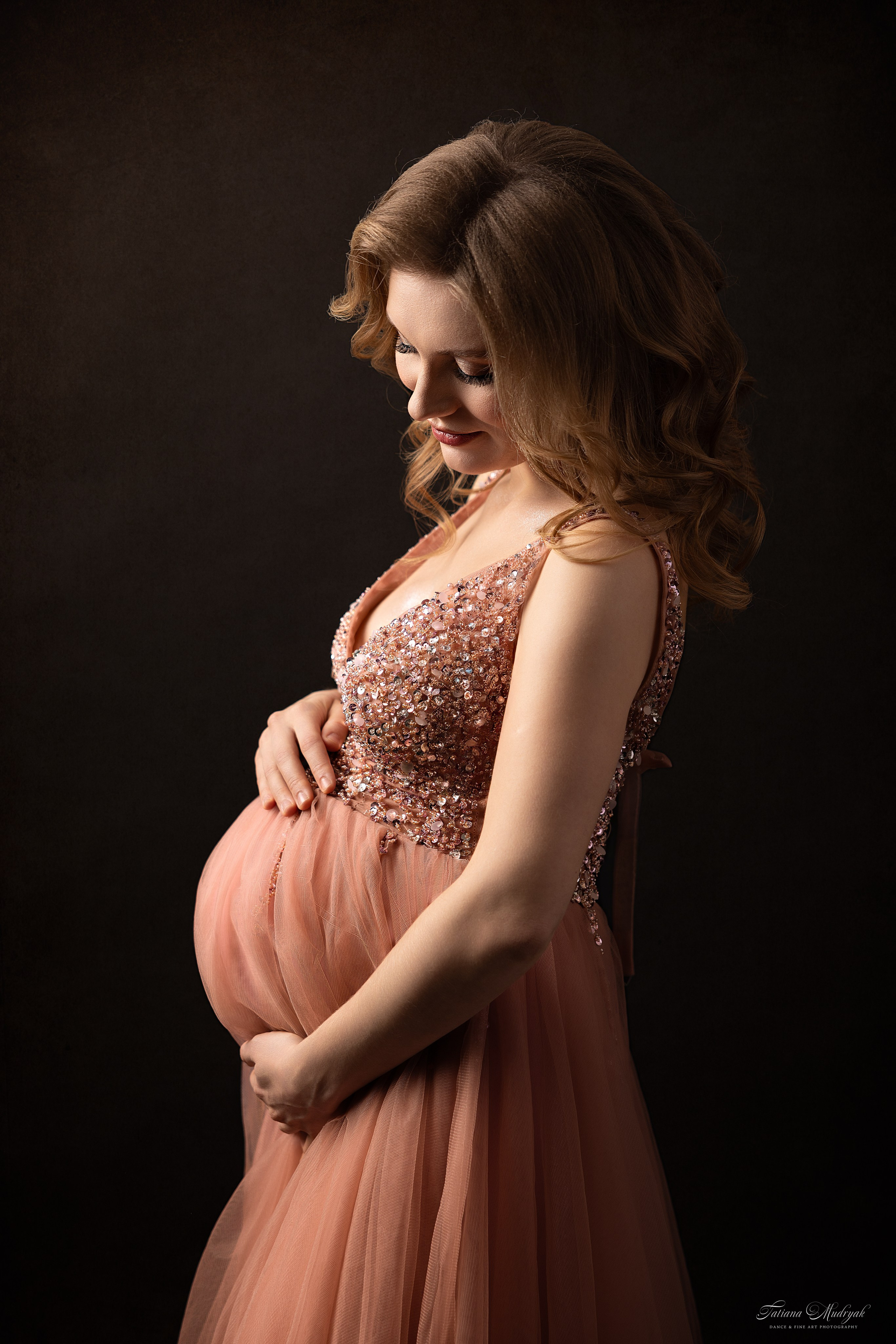 Maternity photoshoot in Dresden – soft and emotional pregnancy photography