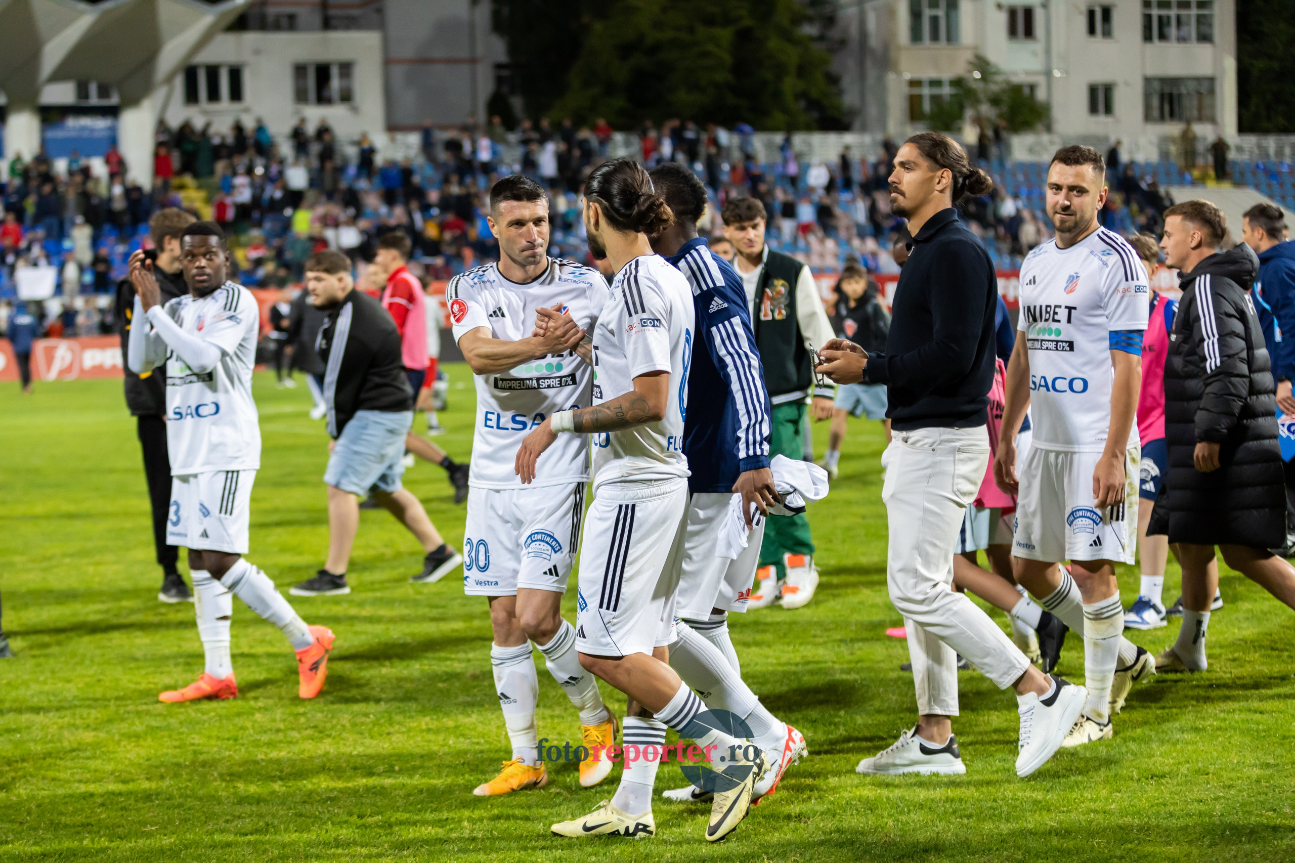 Galerie Foto: FC Botoșani vs. CS Mioveni - Pe 17 mai 2024, am fost martorii unei partide incredibile între FC Botoșani și CS Mioveni, în prima manșă a barajului pentru evitarea retrogradării. În fața unui stadion plin de emoție și speranță, echipa noastră a obținut o victorie importantă, cu un gol marcat de Aldair în minutul 93. 💪 *FC Botoșani 1-0 CS Mioveni*⚽️ Urmăriți momentele cheie ale meciului și bucuria suporterilor în această galerie foto! Pregătiți-vă pentru meciul de retur de pe 24 mai, când vom lupta din nou pentru a rămâne în prima ligă.#FCBotoșani #CSMioveni #BarajRetrogradare #ForzaBotoșani 