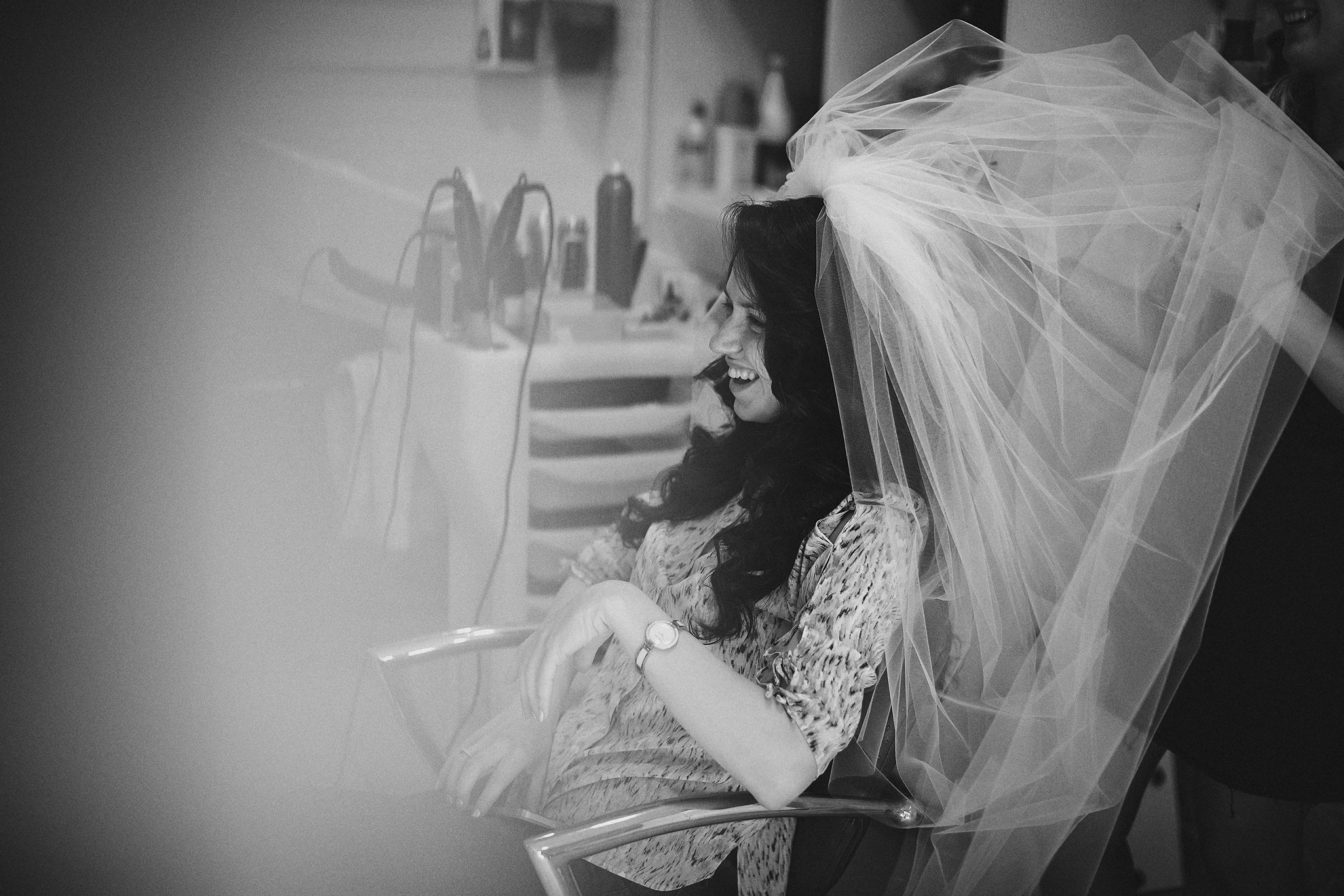  чёрно-белая утро невеста рука одевают фату подготовка Фотограф в Ирландии свадьба