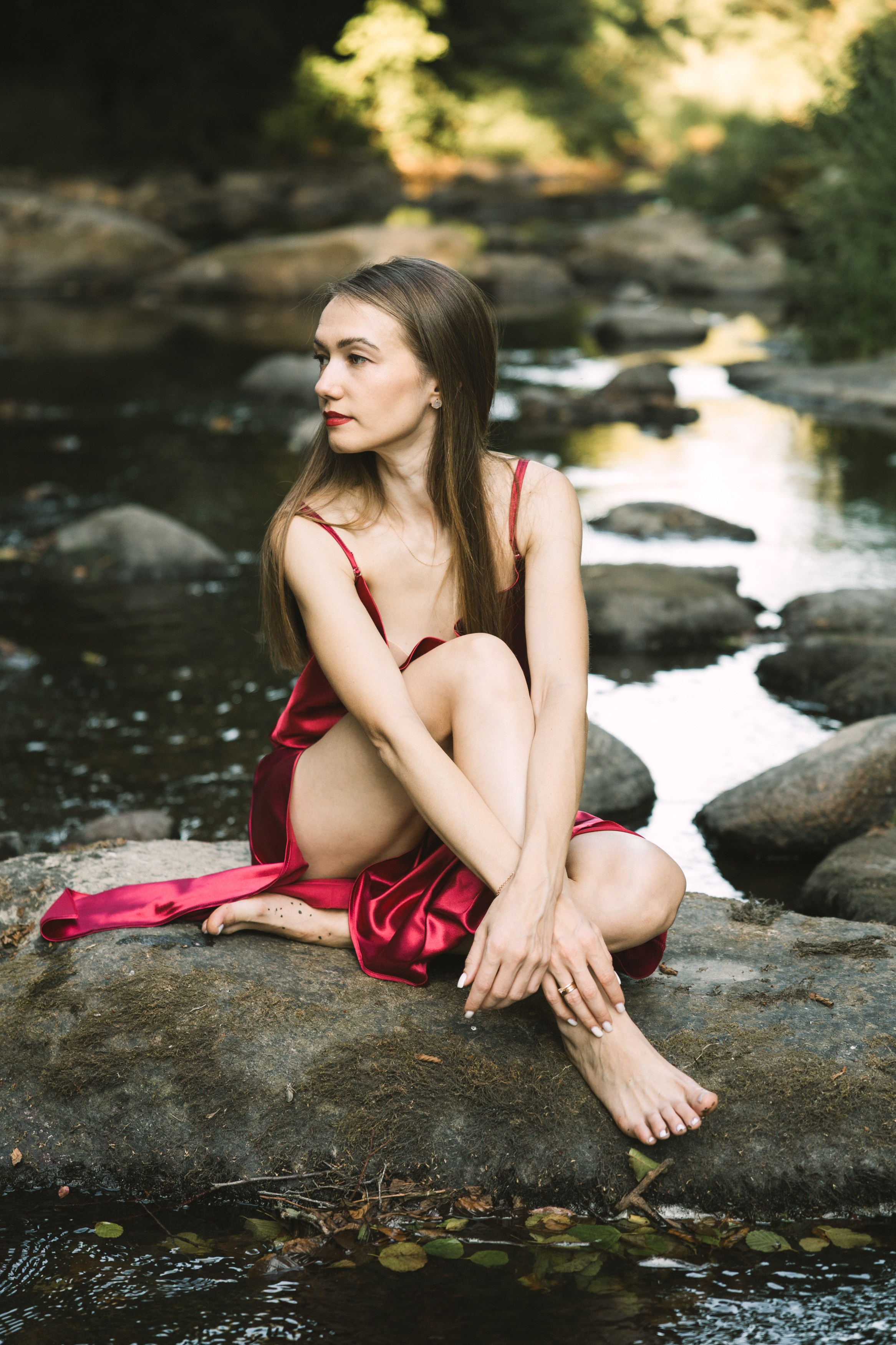 Portrétní focení u řeky — žena v červených šatech. Lifestyle a rodinná fotografka v Pisku Oxana Telupilova