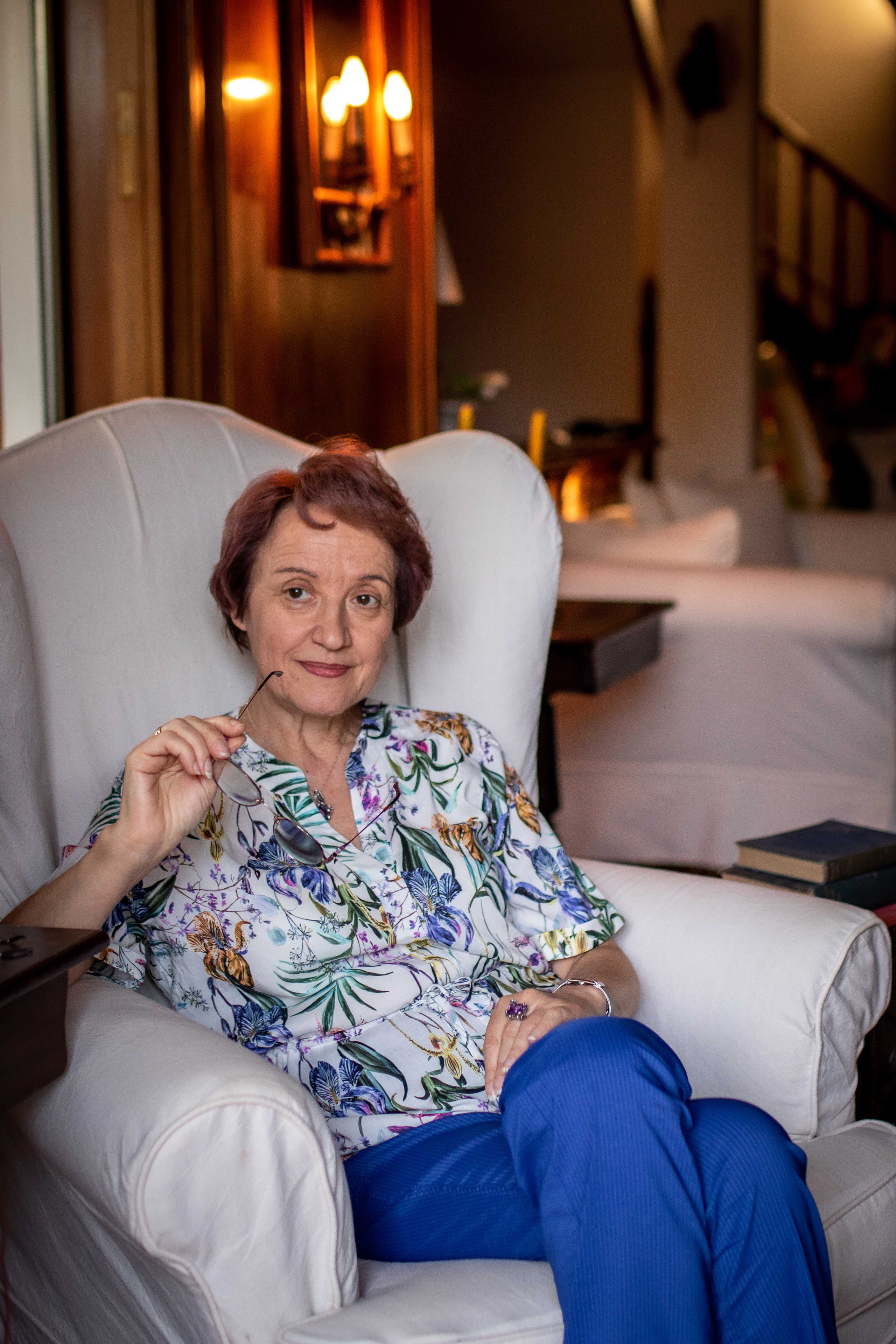 Mom and daughter photo walk in National Garden. Family Photographer in Greece