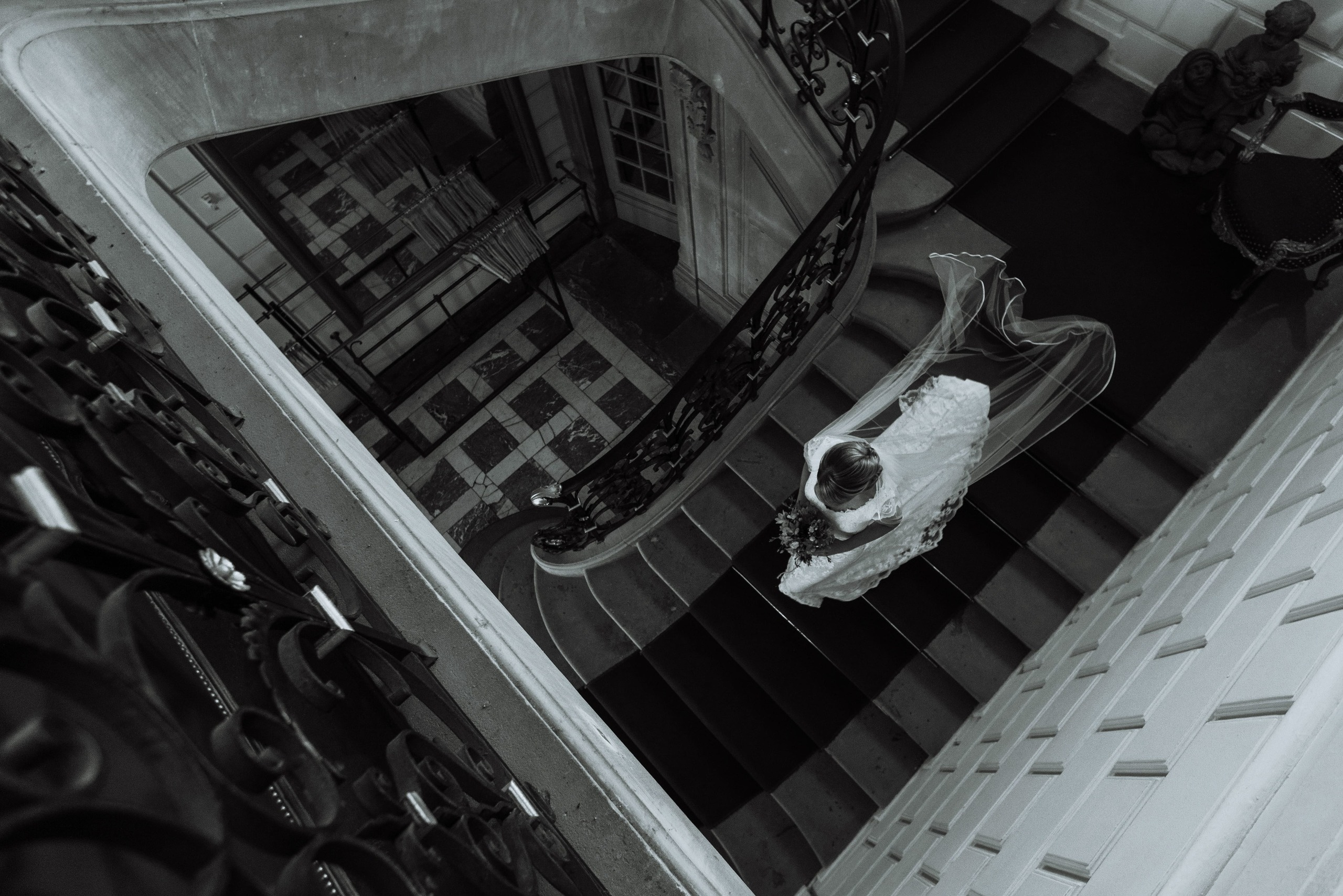 Die Braut geht die Treppe im Schloss das Château de Pourtalès hinunter auf dem Weg zur Zeremonie.