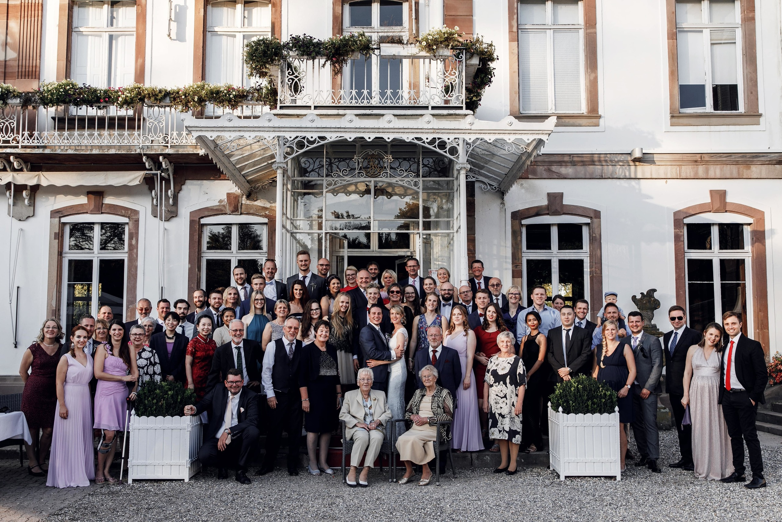 Gruppenfoto der Hochzeitsgäste vor dem Château de Pourtalès.