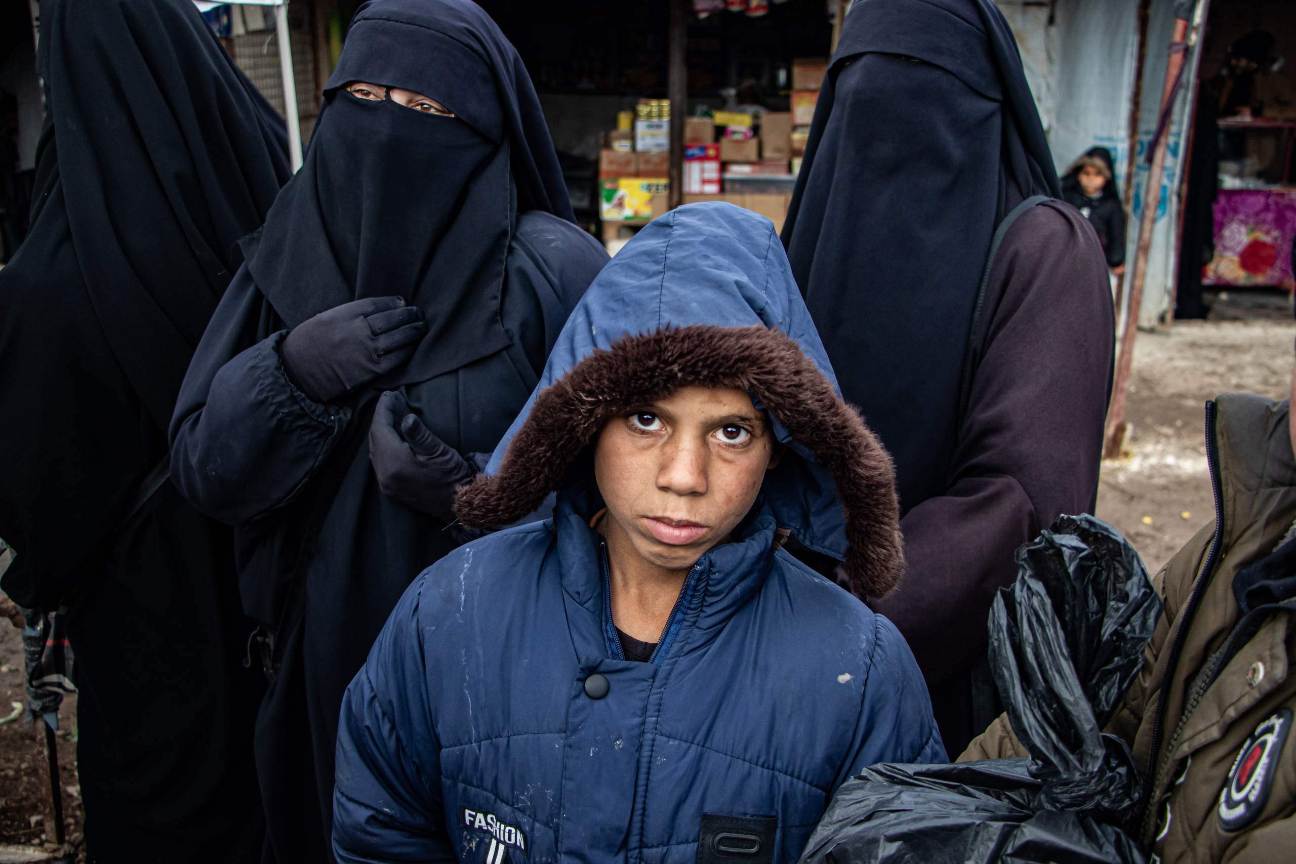 Un jeune garçon et deux femmes dans le camps Al-Hol, prisonniers de Daesh, dans le Rojava Kurdistan Syrien.