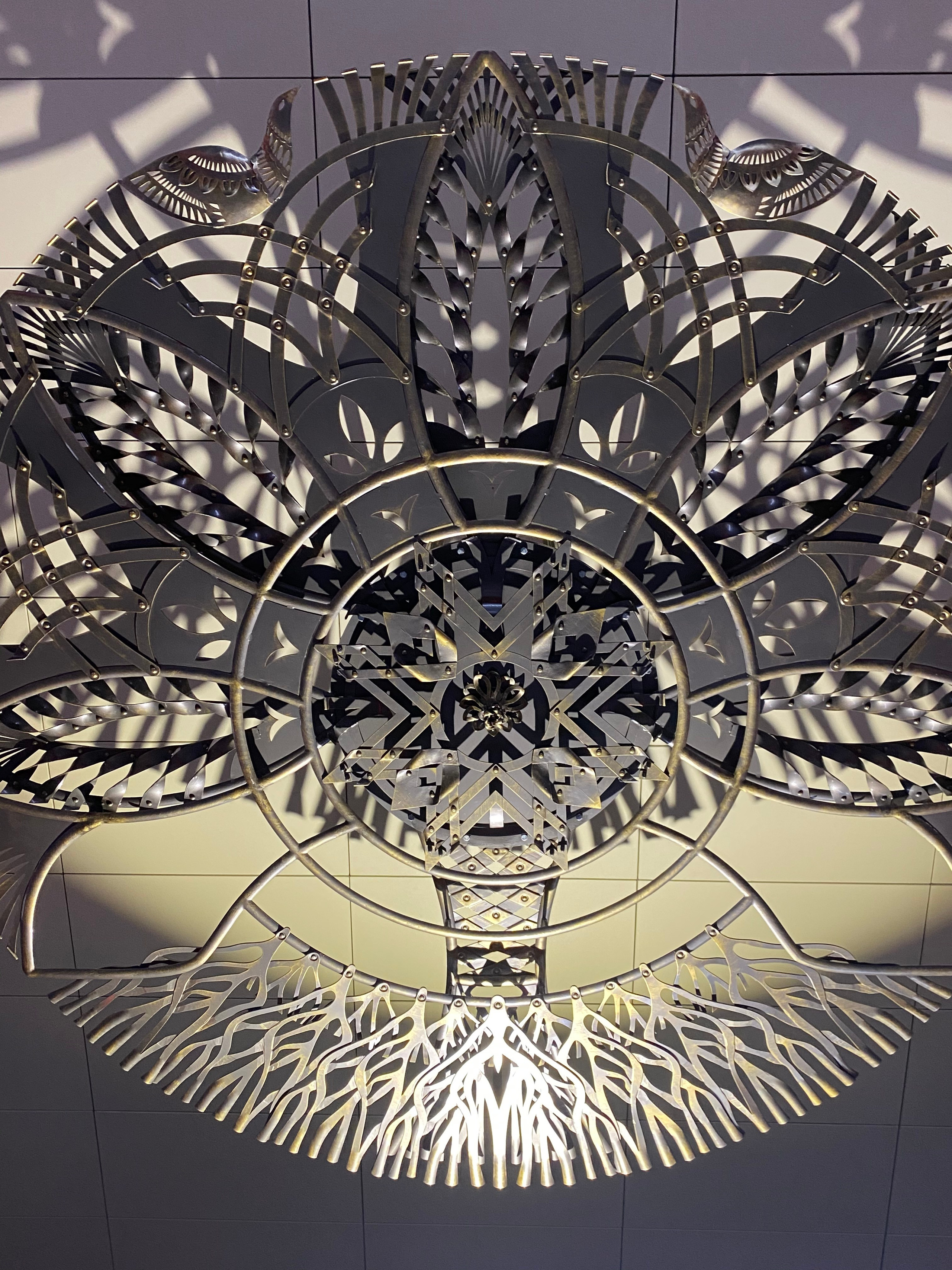 Минское Метро. Станция «Ковальская слобода». 2019-2020 «КАВАЛЬСКIЯ ВЫЦIНАНКI» кованые подвесные светотеневые композиции, декоративные элементы. Сталь, художественная ковка, лазерная резка, сварка. Художники Мария Тарлецкая, Павел Войницкий, Архитекторы Владимир Телепнёв, Ольга Телепнёва, Анна Кузмич. По мотивам произведений Елизаветы Червонцевой и Молодечненской школы вытинанки. Перонн. Перонный зал.