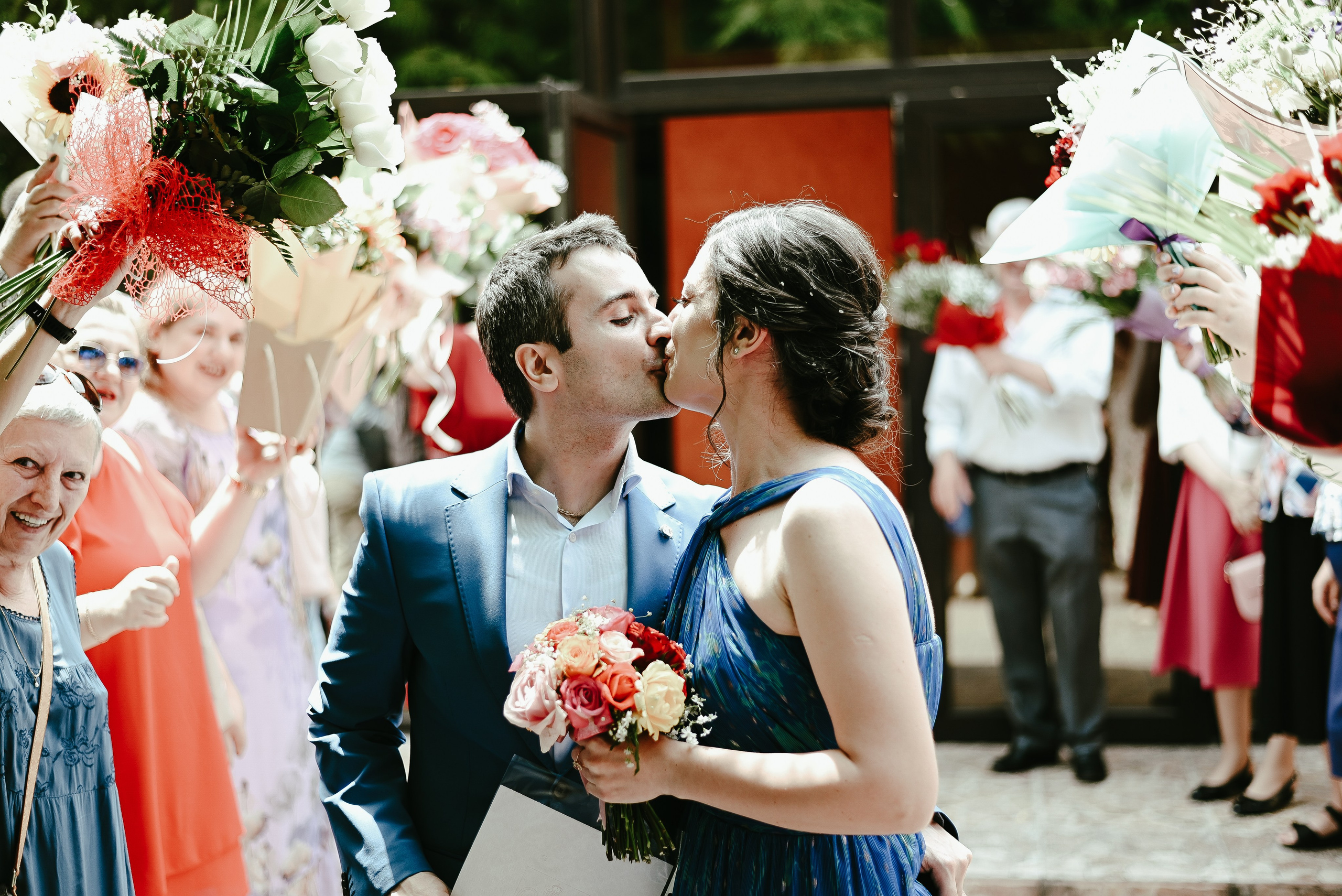 Momentul în care mirii pășesc pentru prima dată ca soț și soție din Starea Civilă, imortalizat cu emoție de fotograf cununie civilă – Ana Maria Drăgan.