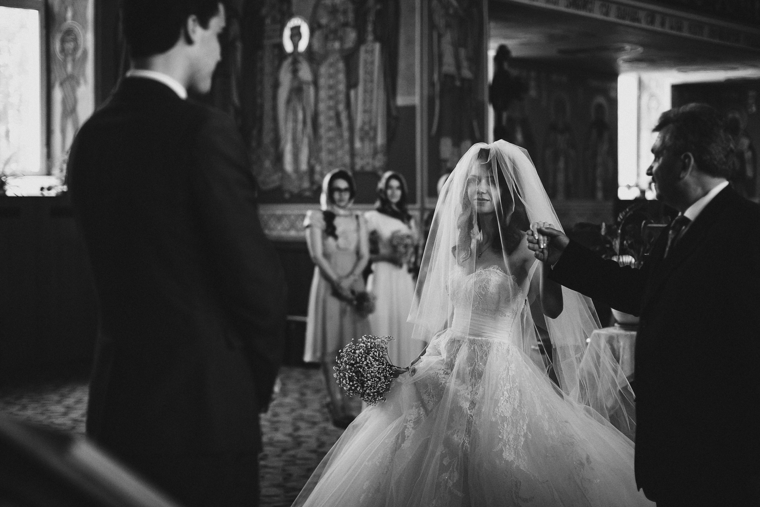 Фотограф в Ирландии чёрно-белая жених ждет когда отец невеста передаст свою дочь церковь венчание