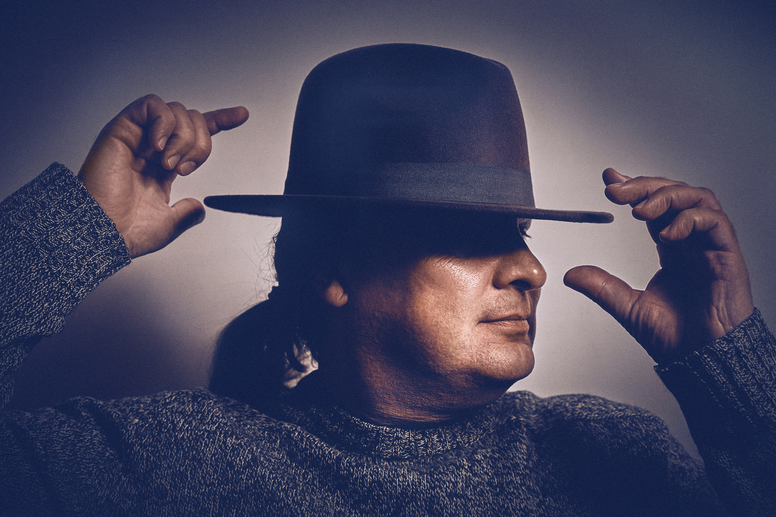 Profesjonalna sesja portretowa w studio fotograficznym - Fotograf Portretowy Andriej Szypiłow - Portret Starego Kumpla w Kolumbijskim Wydaniu - Co kapelusz robi z Człowiekiem?..