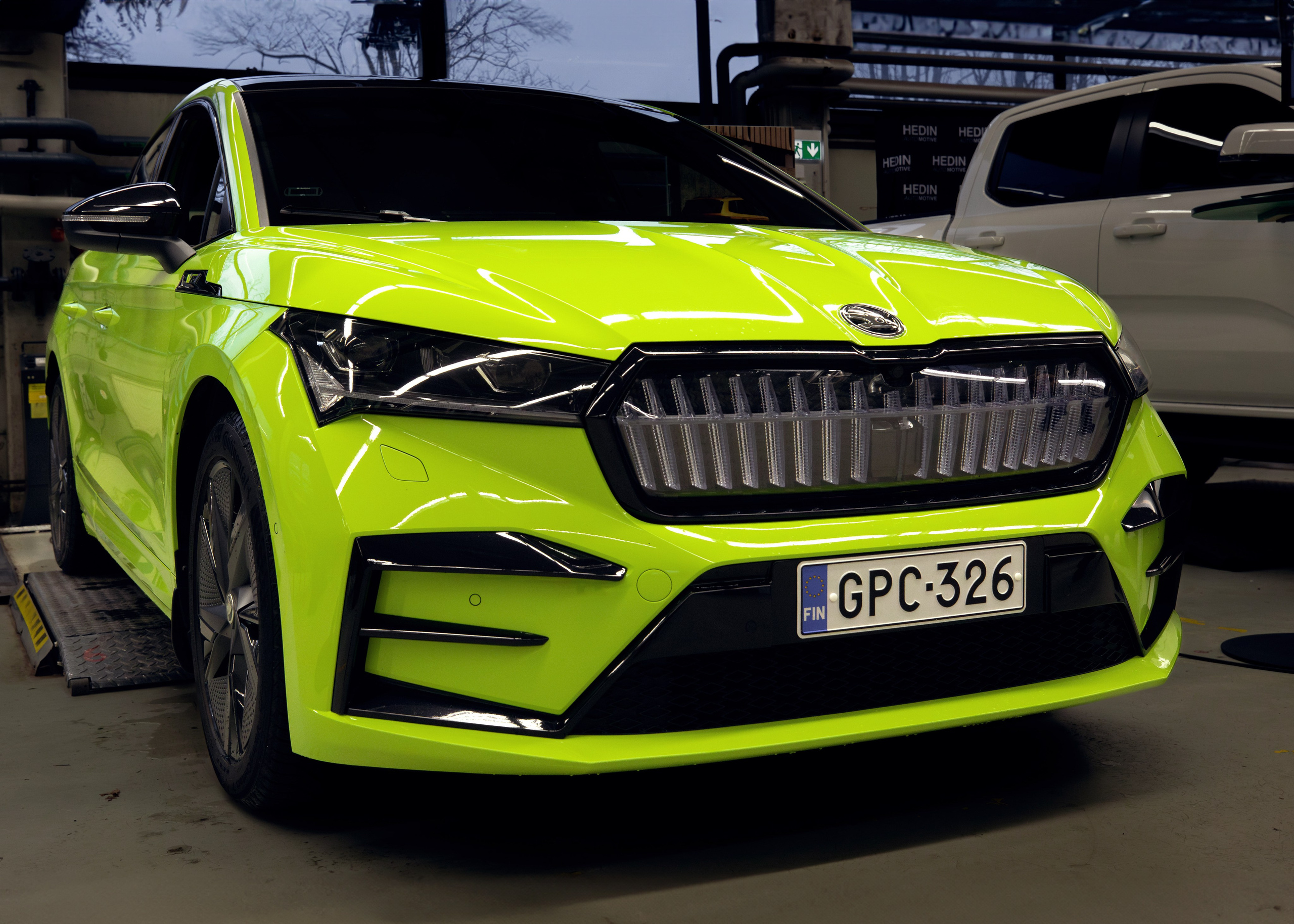 Autokorjaamo. Ekaterina Mansur, muotokuvafotografi Suomessa (Helsingissä ja Uudellam