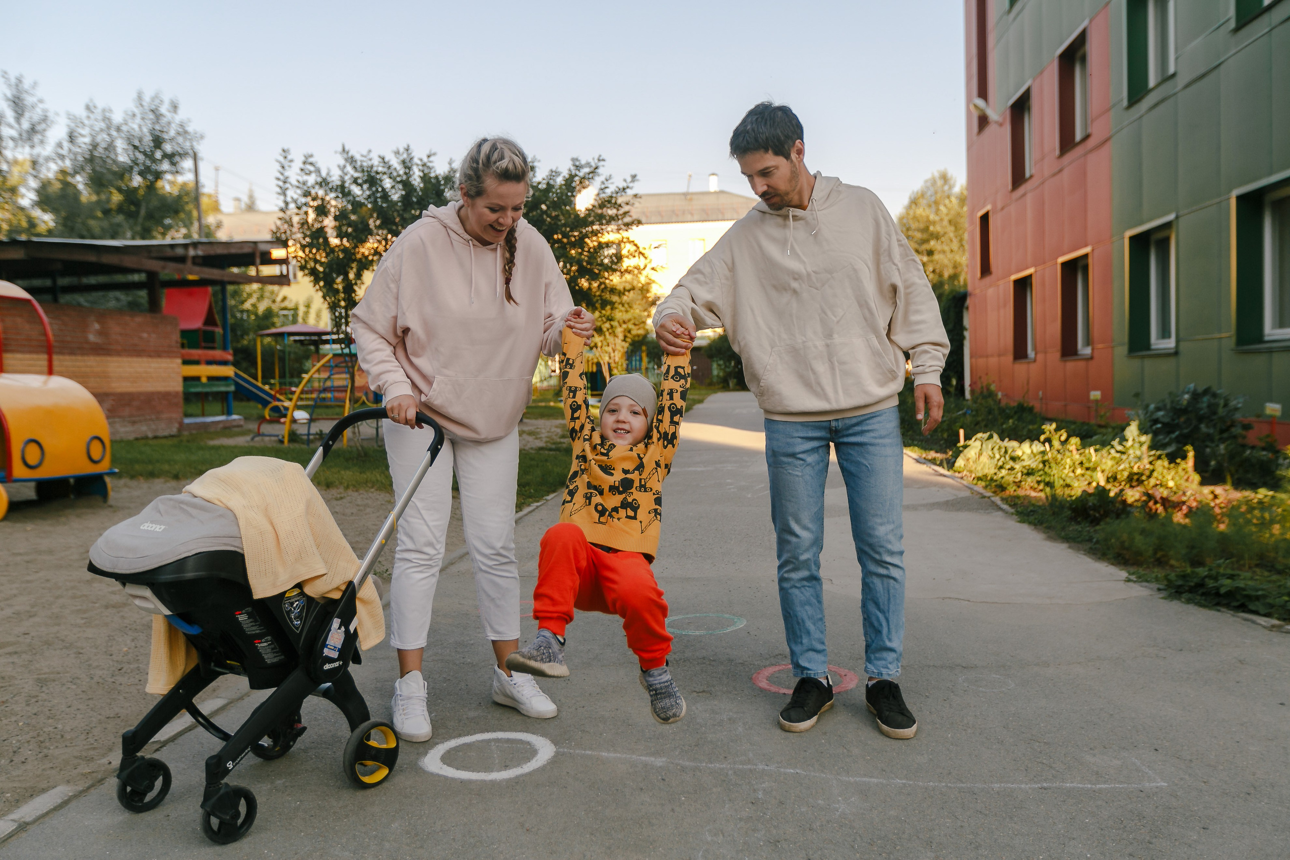 Fotos de una familia numerosa temprano en la mañana. Fotógrafo de retrato, familia y reportajes en Valencia | España | Europa Vitalii Lumier