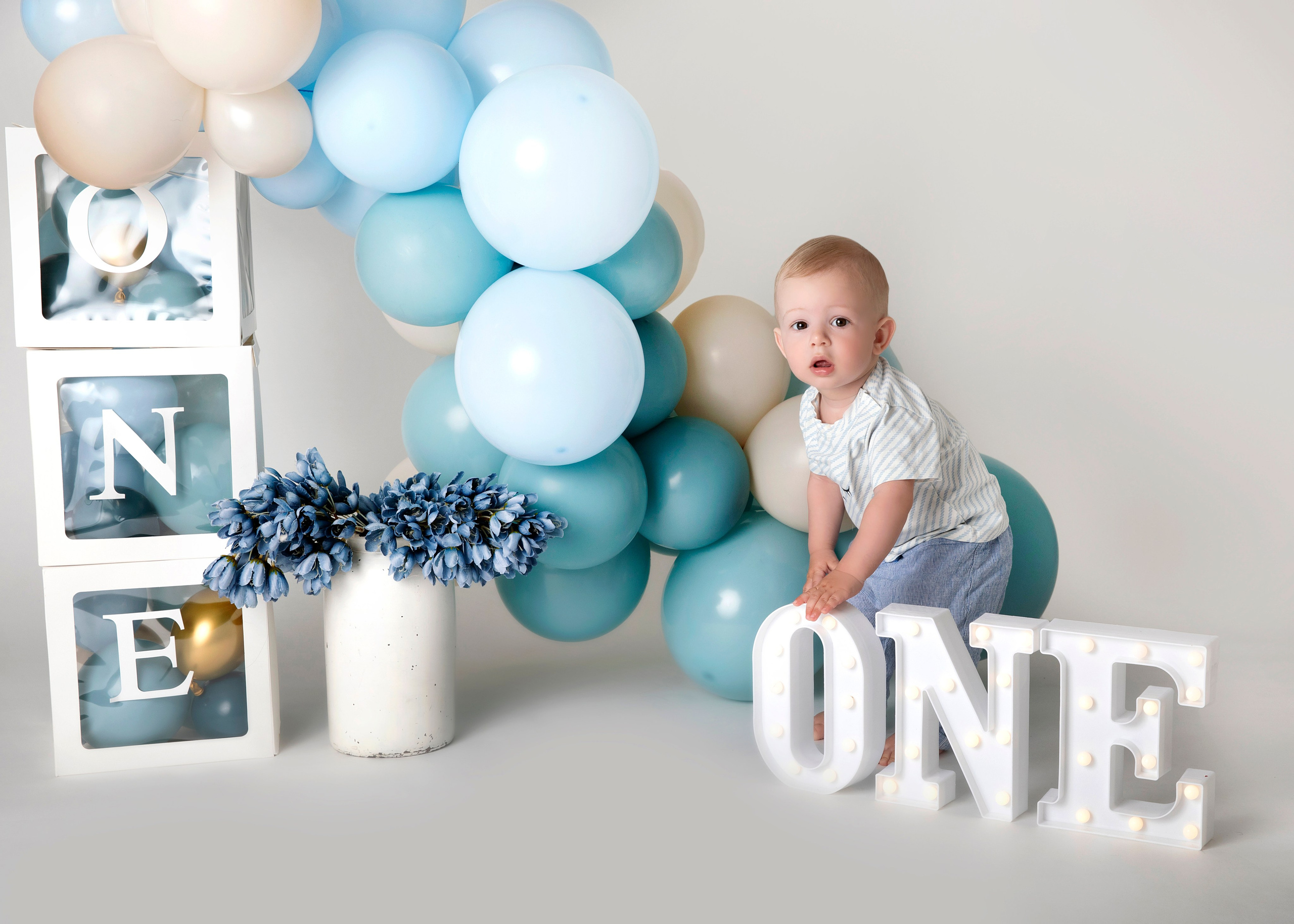 Vår fotostudio erbjuder en festlig fotosession för ditt barns första födelsedag, fylld med glädje och skratt.